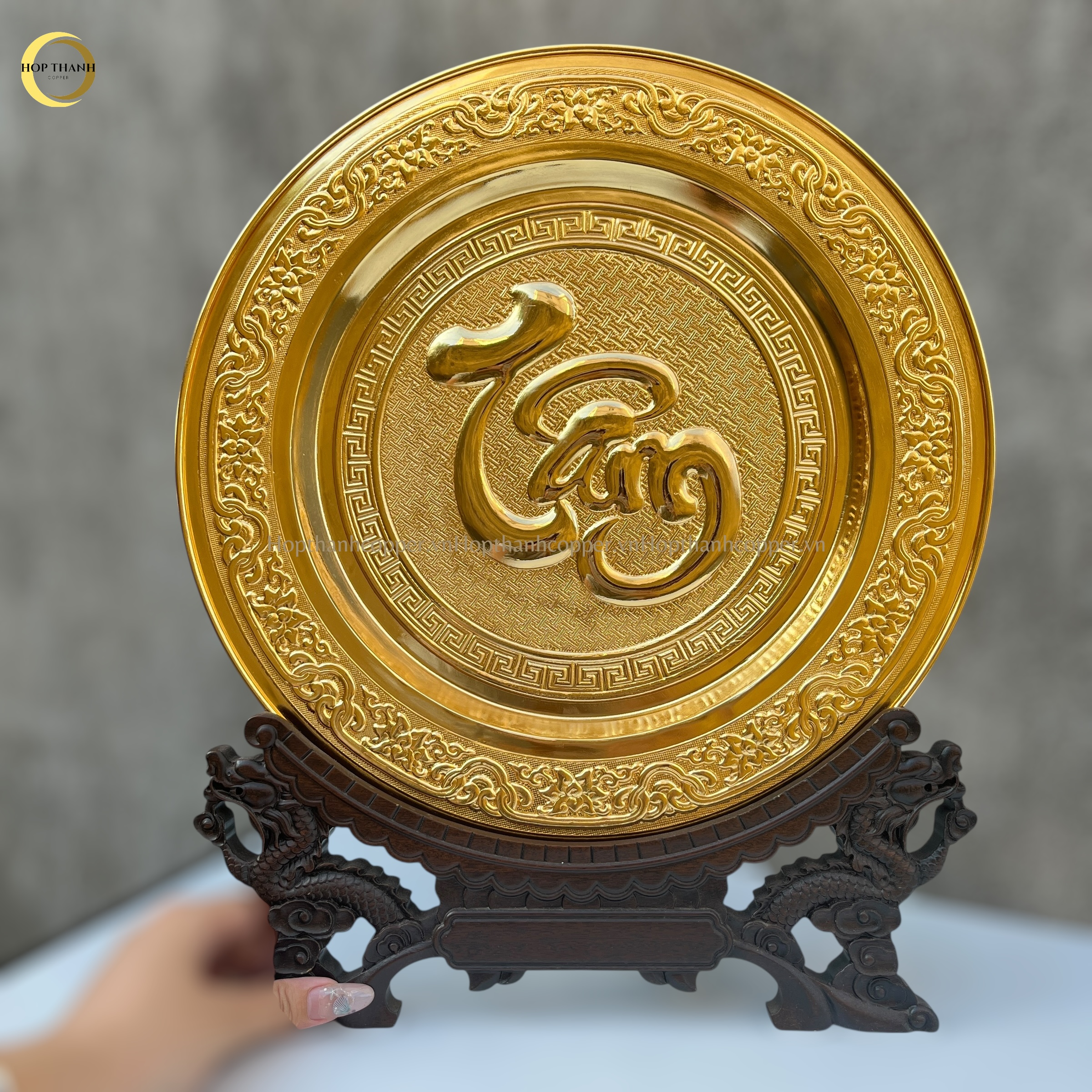 TRANH ĐĨA CHỮ TÂM THƯ PHÁP BẰNG ĐỒNG MẠ VÀNG 24K - TRANH QUÀ TẶNG ĐỂ BÀN (KÍCH THƯỚC 35CM)
