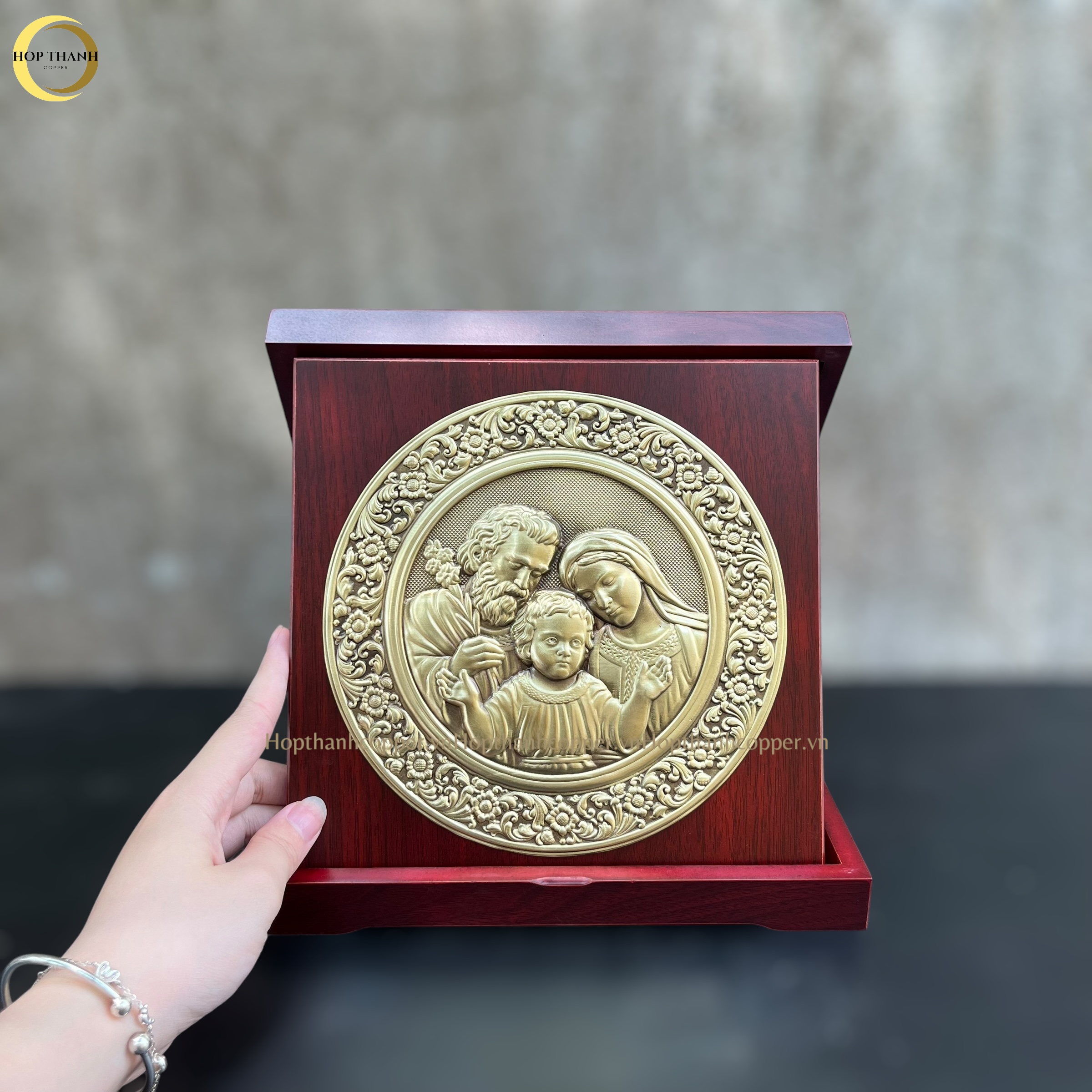TRANH HỘP QUÀ TẶNG CÔNG GIÁO "THÁNH GIA THẤT " BẰNG ĐỒNG VÀNG - TRANH ĐỂ BÀN (KÍCH THƯỚC 23X23CM)