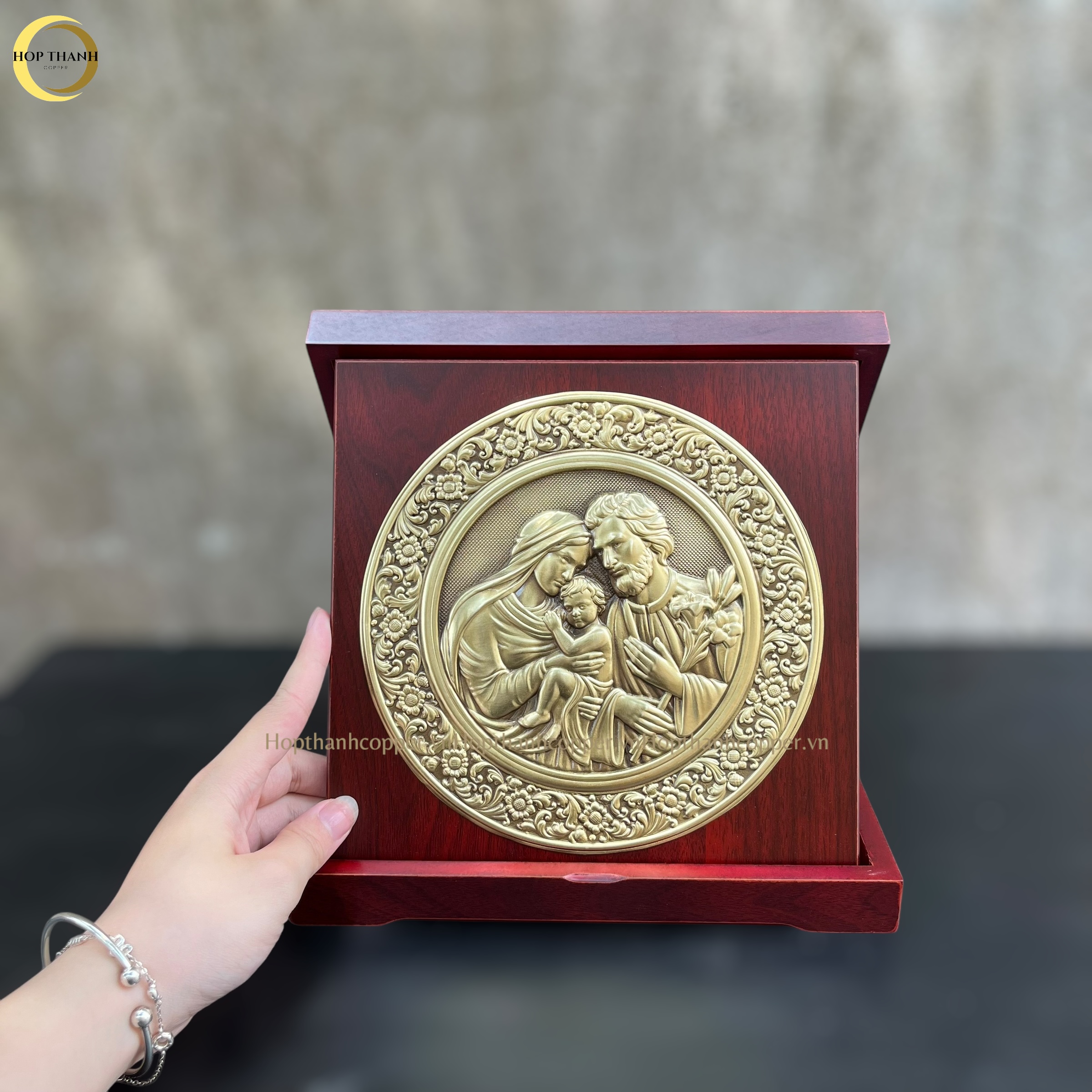 TRANH HỘP QUÀ TẶNG CÔNG GIÁO "THÁNH GIA THẤT " BẰNG ĐỒNG VÀNG - TRANH ĐỂ BÀN (KÍCH THƯỚC 23X23CM)