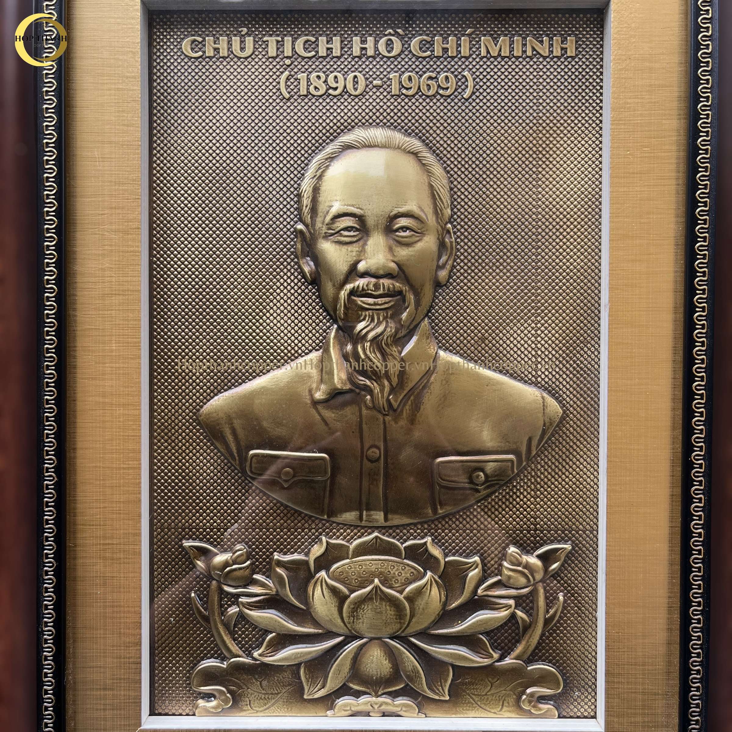 TRANH ĐỒNG CHÂN DUNG CHỦ TỊCH HỒ CHÍ MINH BẰNG ĐỒNG VÀNG GIẢ CỔ - KÍCH THƯỚC 32X42CM