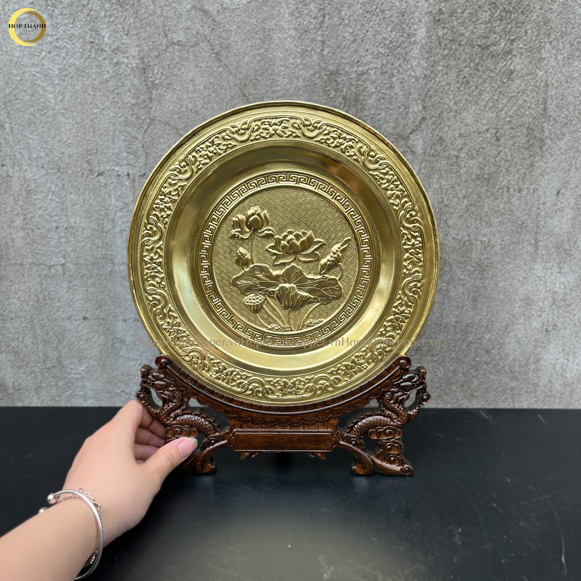 TRANH ĐĨA HOA SEN BẰNG ĐỒNG VÀNG  - TRANH QUÀ TẶNG ĐỂ BÀN (KÍCH THƯỚC 25CM)