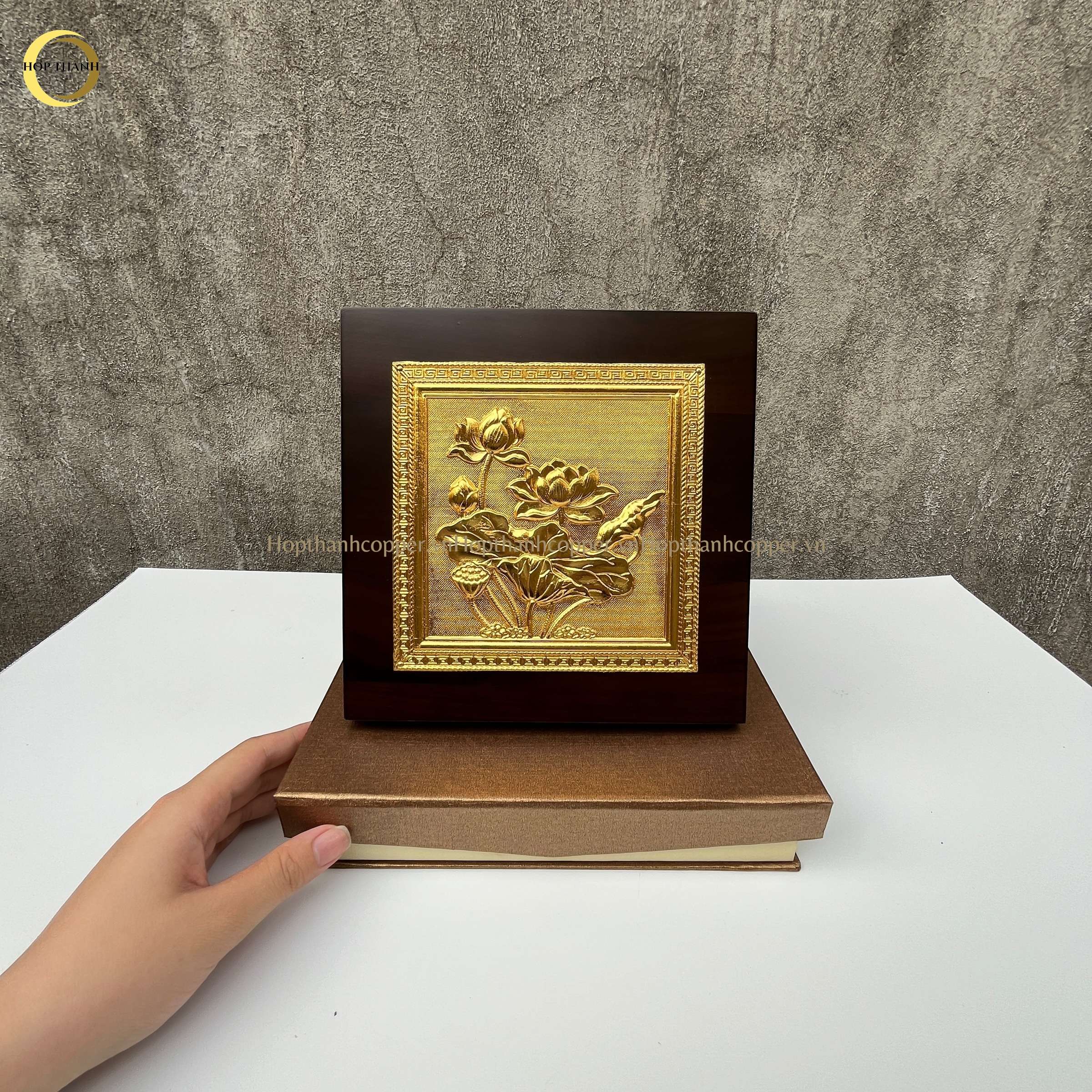 TRANH HOA SEN BẰNG ĐỒNG DÁT VÀNG - KÍCH THƯỚC 20X20CM