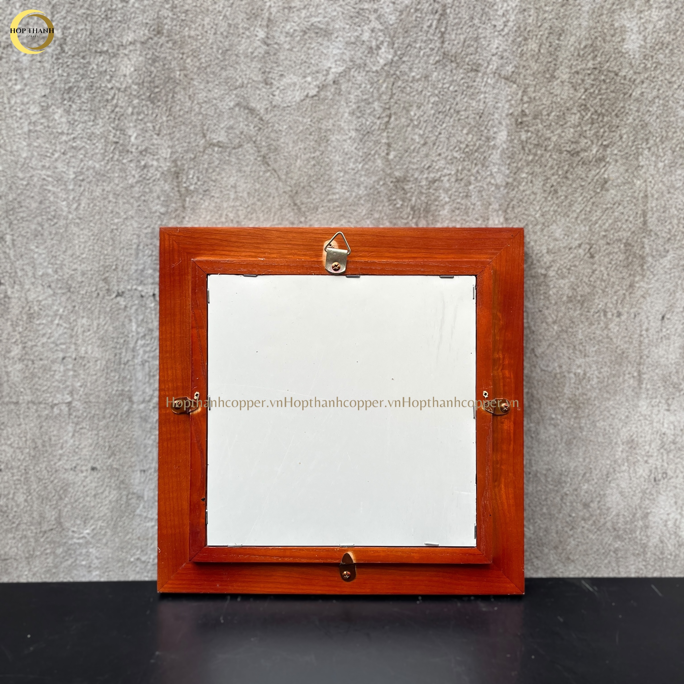 TRANH BÁC HỒ NGỒI GHẾ MÂY BẰNG ĐỒNG DÁT VÀNG -  KÍCH THƯỚC 38X38CM