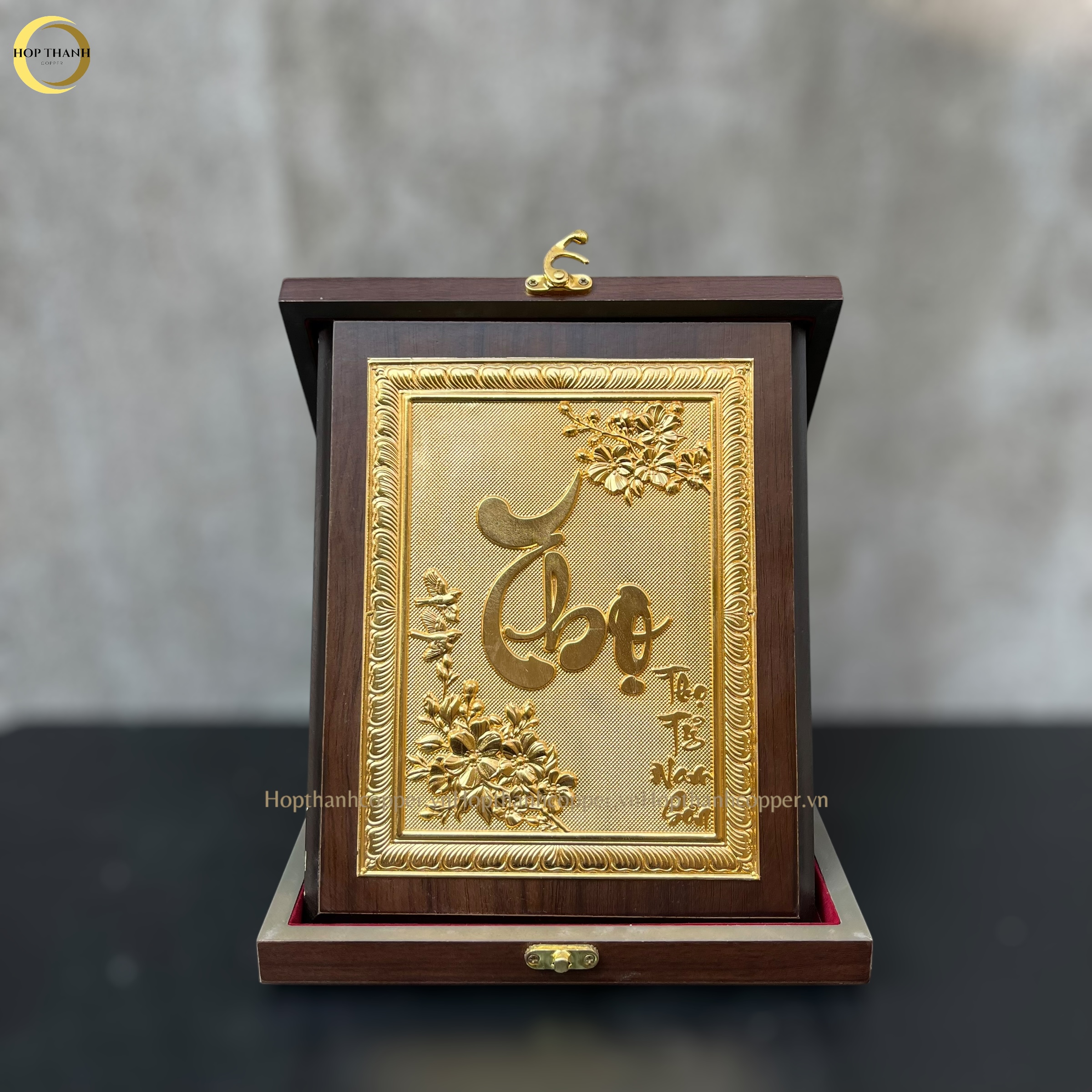 TRANH CHỮ THỌ THƯ PHÁP BẰNG ĐỒNG MẠ VÀNG 24K QUÀ TẶNG ĐỂ BÀN (KÍCH THƯỚC 20X25CM)