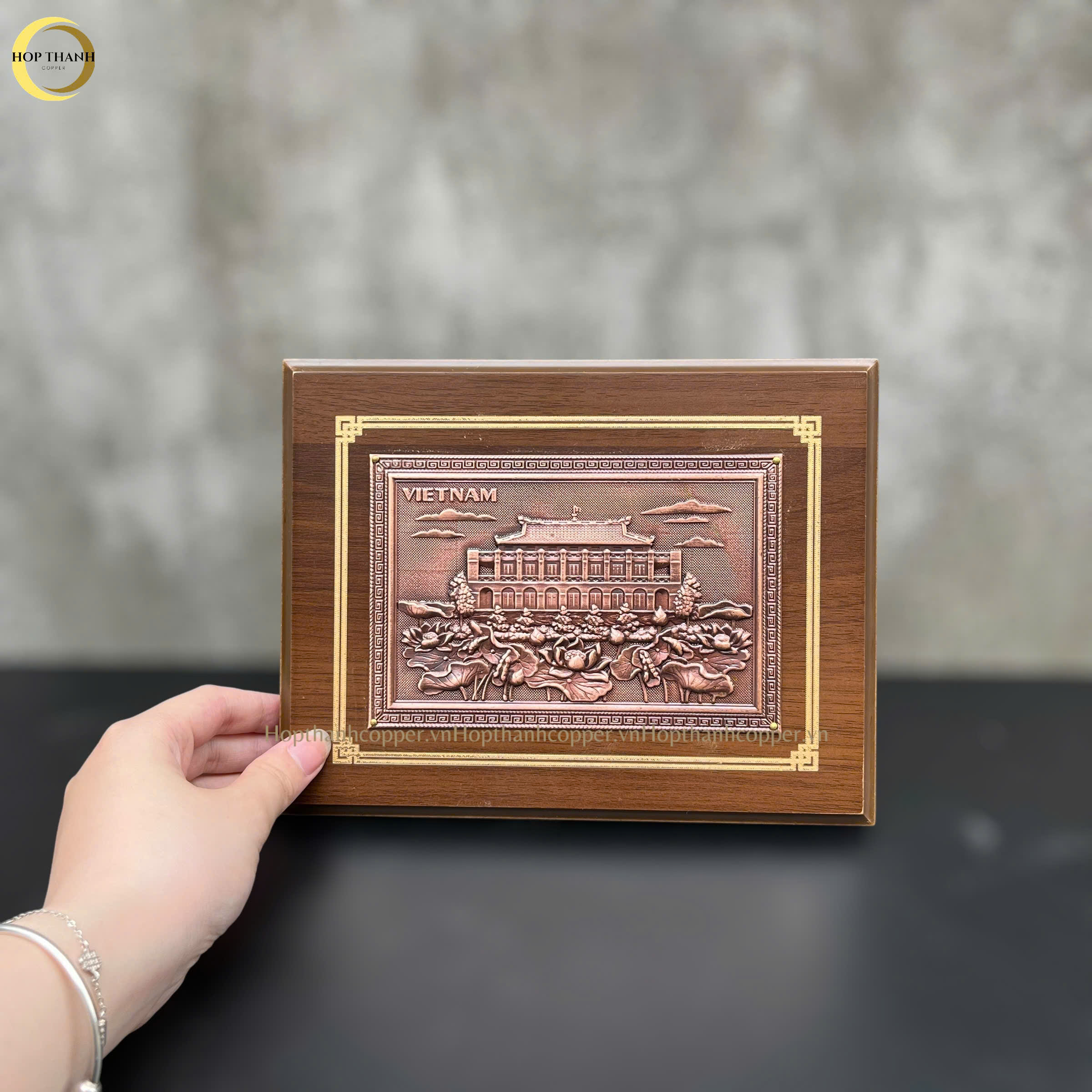 TRANH BẾN NHÀ RỒNG BẰNG ĐỒNG ĐỎ GIẢ CỔ- TRANH QUÀ TẶNG ĐỂ BÀN (KÍCH THƯỚC 22X17CM )