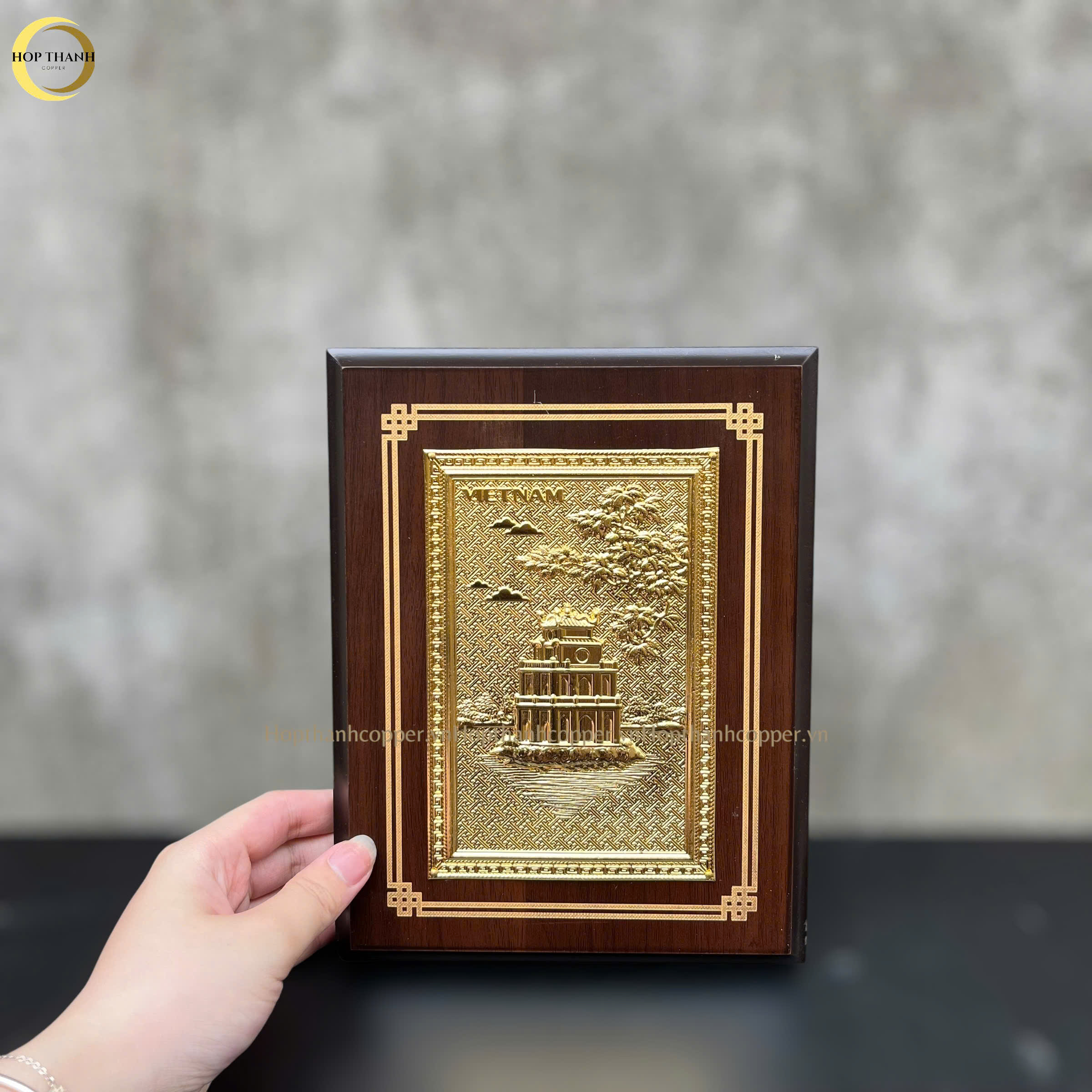 TRANH HỒ HOÀN KIẾM BẰNG ĐỒNG MẠ VÀNG 24K- TRANH QUÀ TẶNG ĐỂ BÀN (KÍCH THƯỚC 17X22CM )