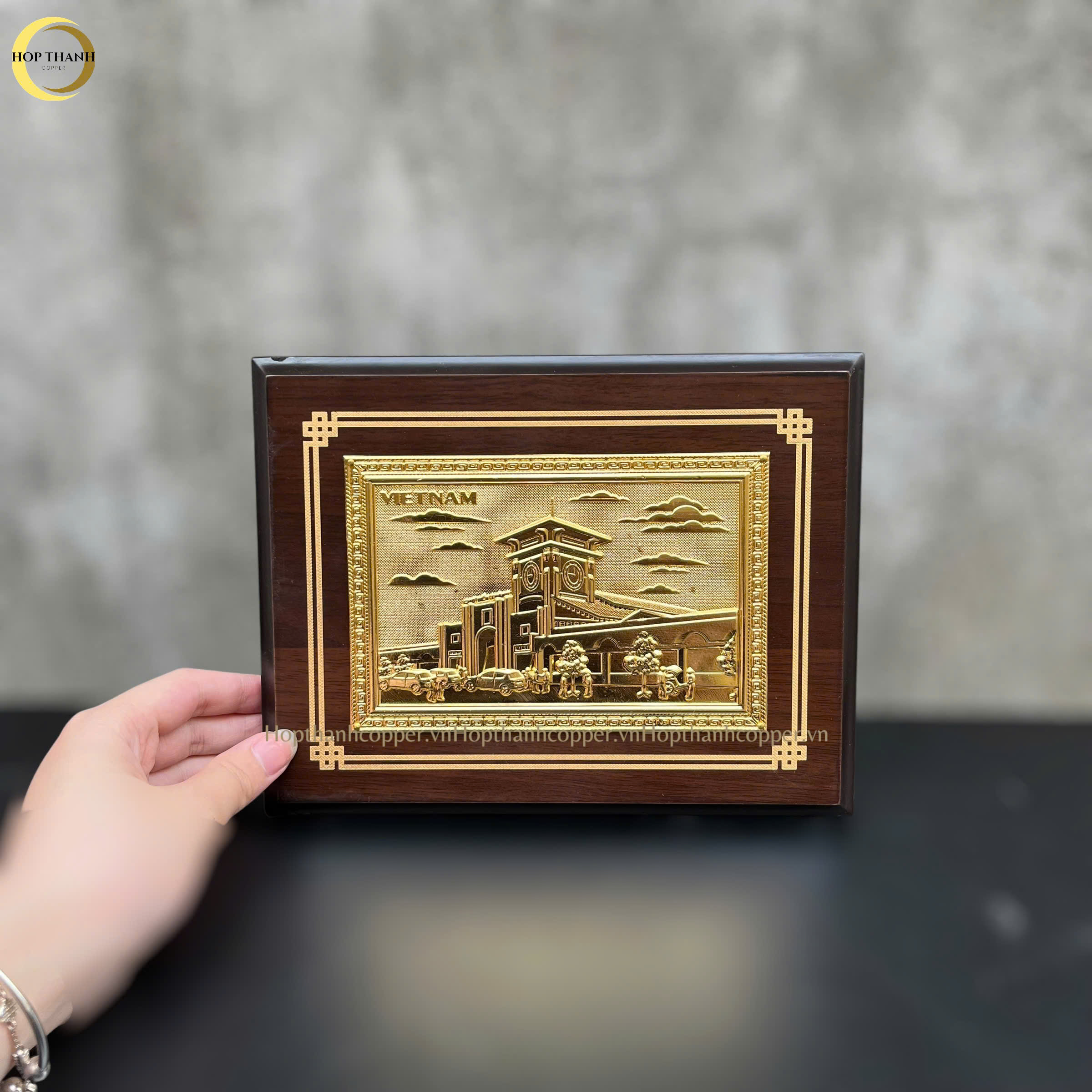 TRANH CHỢ BẾN THÀNH BẰNG ĐỒNG MẠ VÀNG 24K- TRANH QUÀ TẶNG ĐỂ BÀN (KÍCH THƯỚC 22X17CM )