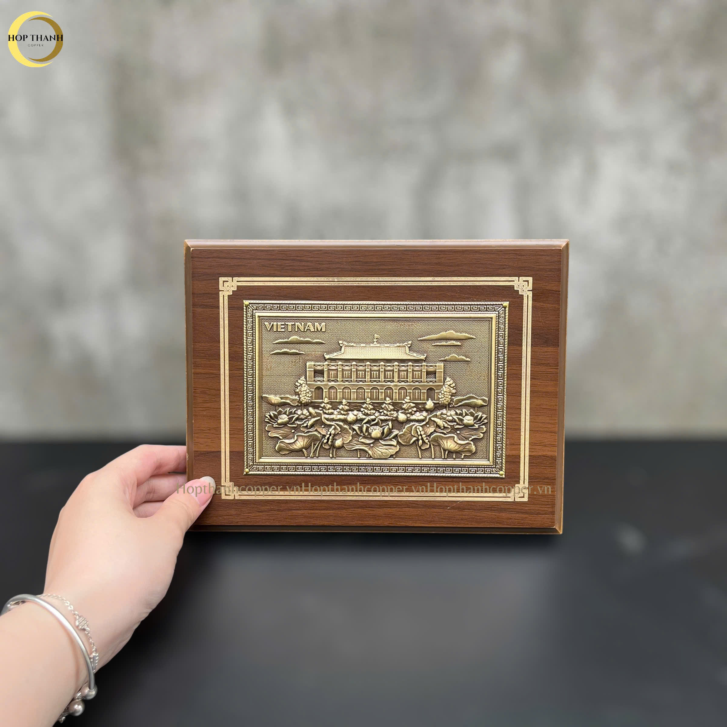 TRANH BẾN NHÀ RỒNG BẰNG ĐỒNG VÀNG GIẢ CỔ- TRANH QUÀ TẶNG ĐỂ BÀN (KÍCH THƯỚC 22X17CM )