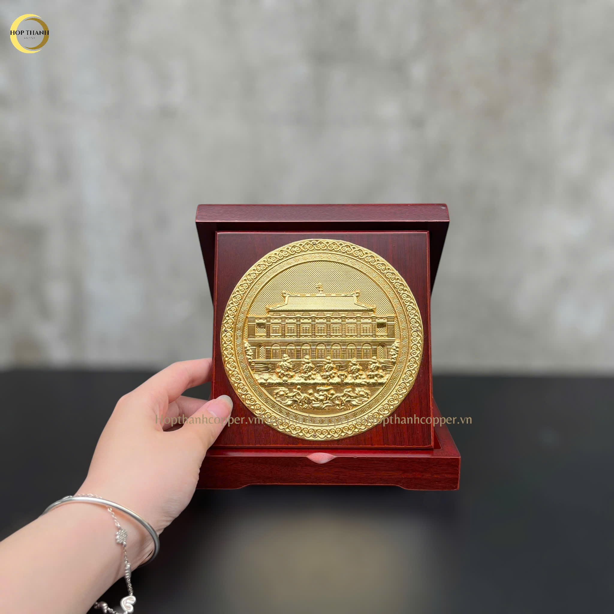 TRANH BẾN NHÀ RỒNG BẰNG ĐỒNG MẠ VÀNG 24K- TRANH QUÀ TẶNG ĐỂ BÀN (KÍCH THƯỚC 16X16CM )
