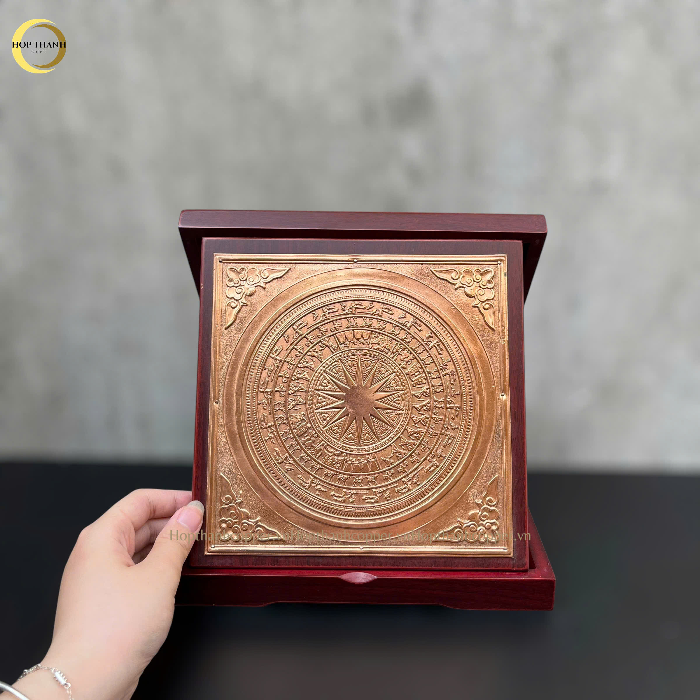 TRANH MẶT TRỐNG ĐỒNG BẰNG ĐỒNG ĐỎ - QUÀ TẶNG ĐỂ BÀN (KÍCH THƯỚC 24X24CM)