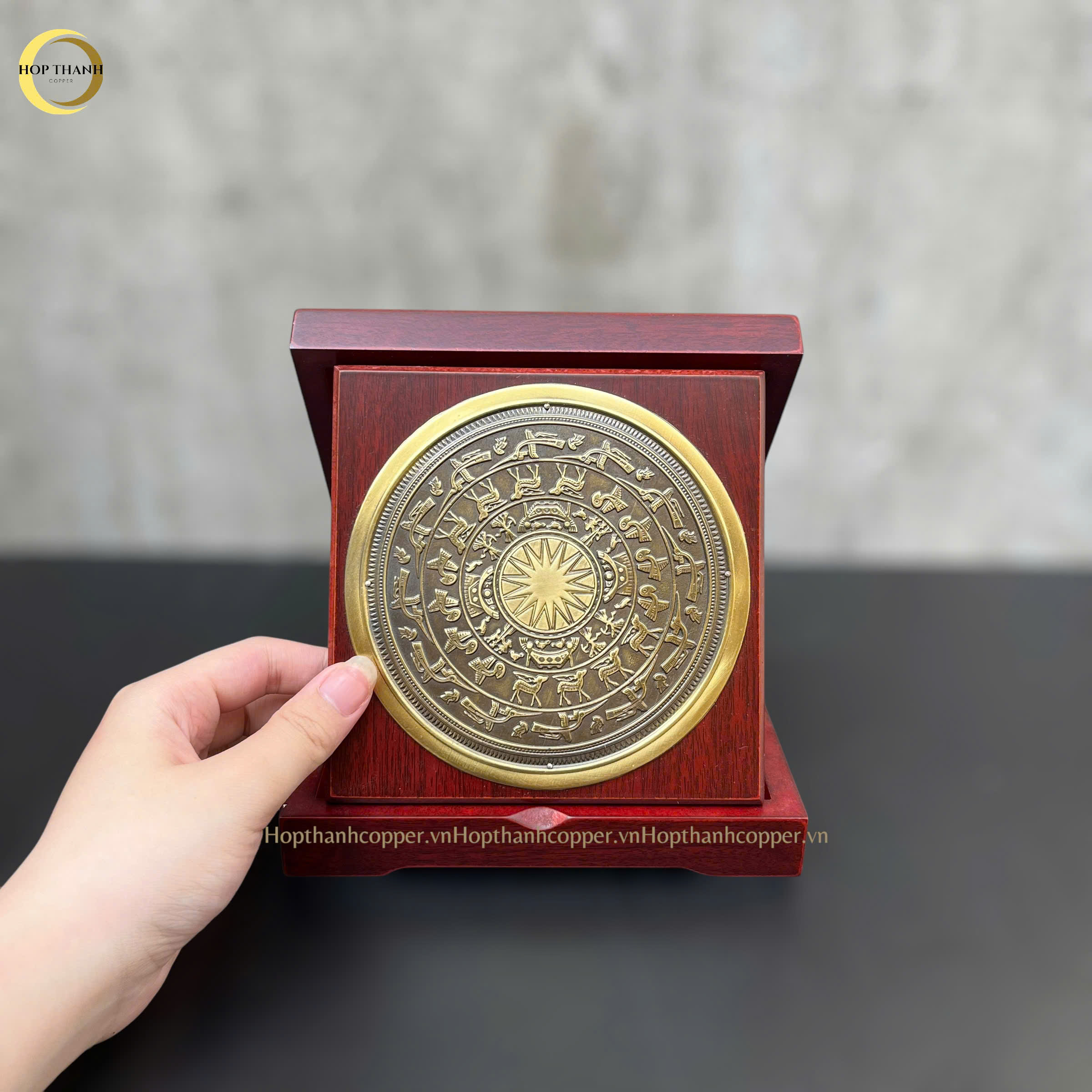 TRANH MẶT TRỐNG ĐỒNG BẰNG ĐỒNG VÀNG GIẢ CỔ - QUÀ TẶNG ĐỂ BÀN (KÍCH THƯỚC 16X16CM)