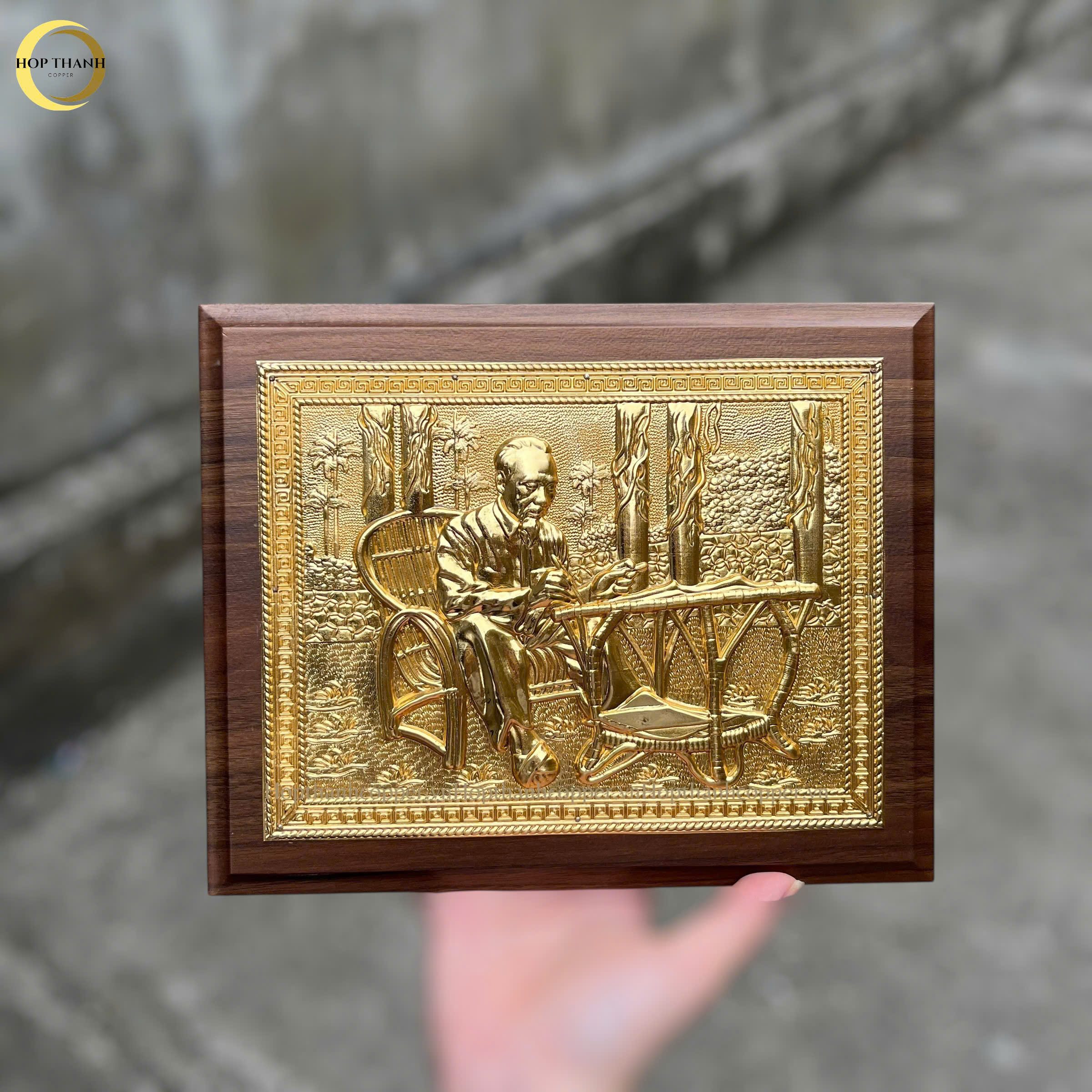 TRANH BÁC HỒ NGỒI GHẾ MÂY BẰNG ĐỒNG DÁT VÀNG  -  QUÀ TẶNG ĐỂ BÀN (KÍCH THƯỚC 25X20CM)
