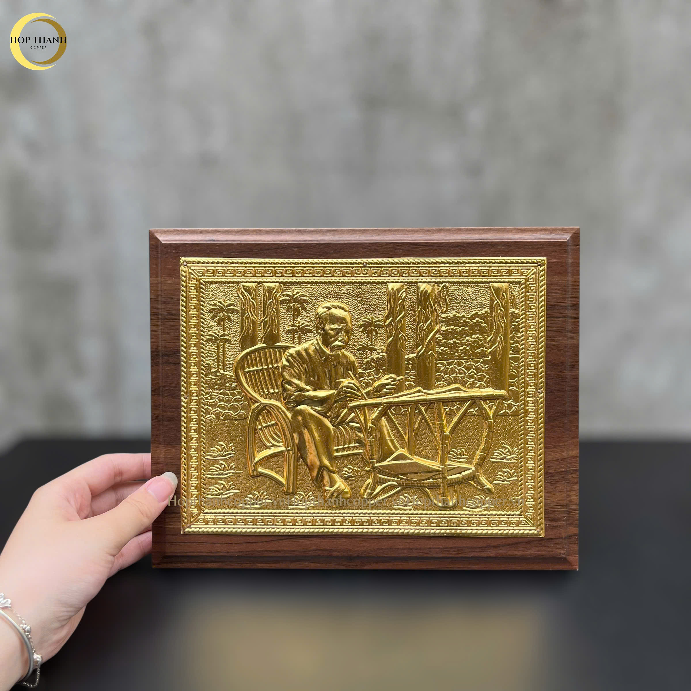 TRANH BÁC HỒ NGỒI GHẾ MÂY BẰNG ĐỒNG DÁT VÀNG  -  QUÀ TẶNG ĐỂ BÀN (KÍCH THƯỚC 25X20CM)
