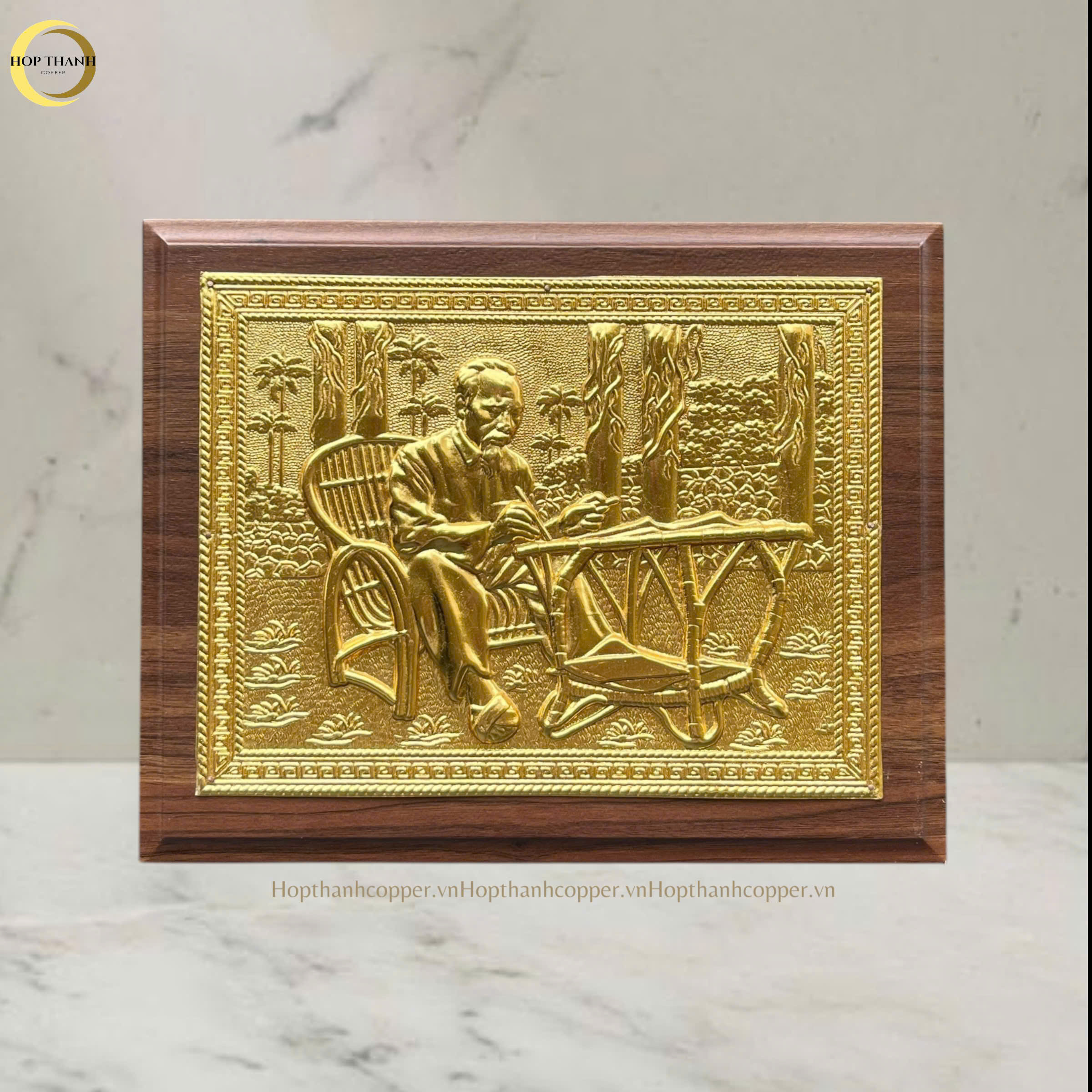 TRANH BÁC HỒ NGỒI GHẾ MÂY BẰNG ĐỒNG DÁT VÀNG  -  QUÀ TẶNG ĐỂ BÀN (KÍCH THƯỚC 25X20CM)
