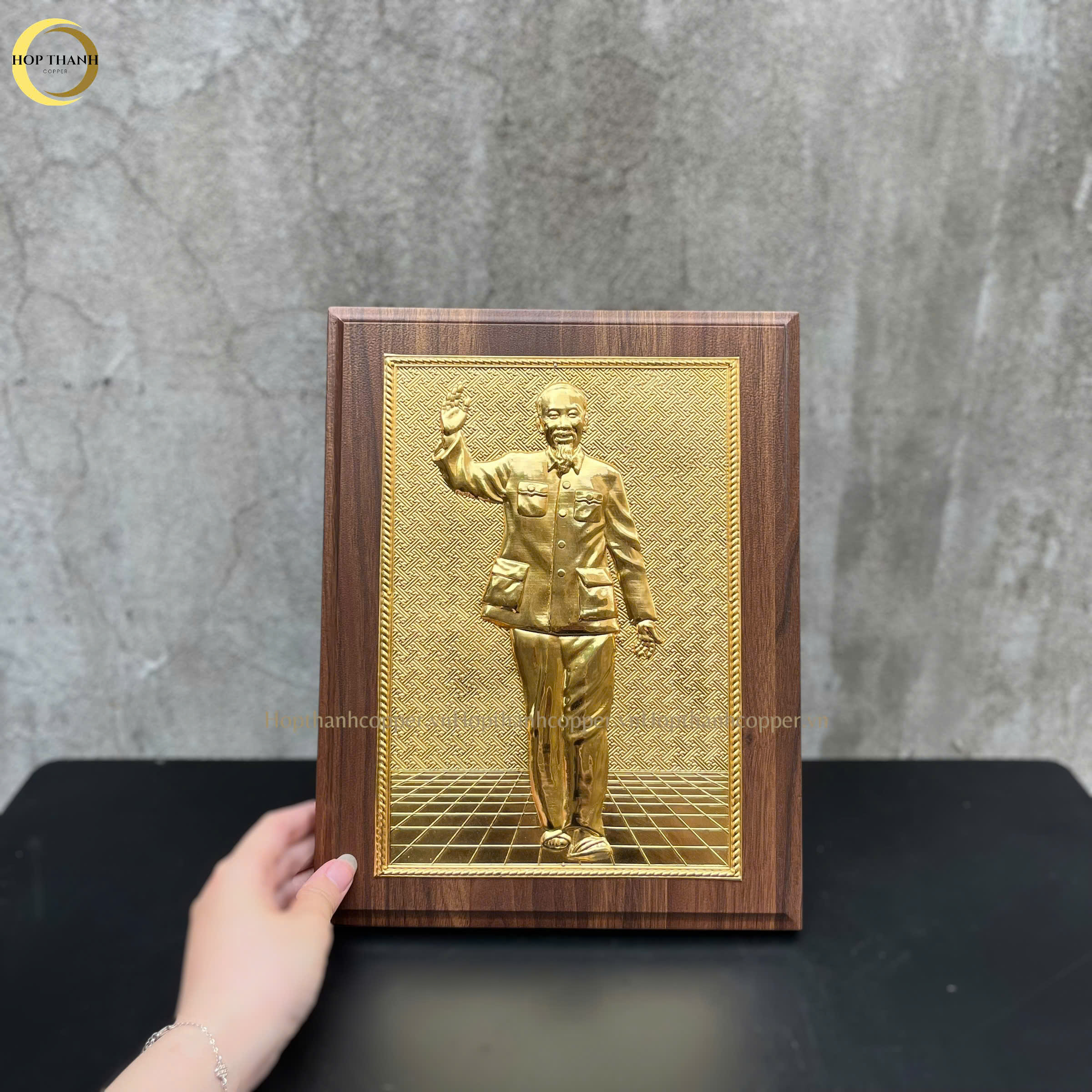 TRANH CHÂN DUNG CHỦ TỊCH HỒ CHÍ MINH BẰNG ĐỒNG MẠ VÀNG 24K - QUÀ TẶNG ĐỂ BÀN (KÍCH THƯỚC 23X32CM)