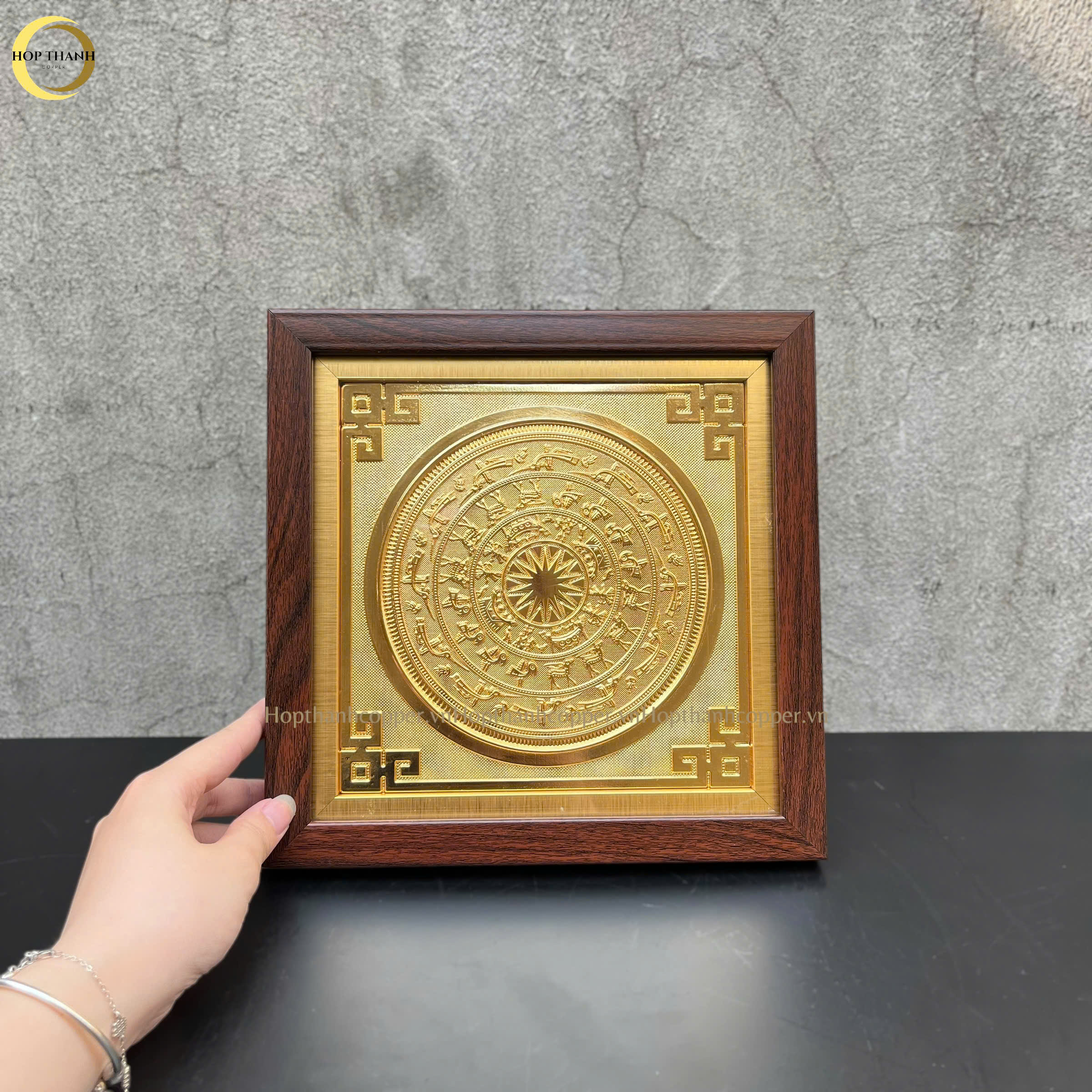 TRANH MẶT TRỐNG ĐỒNG BẰNG ĐỒNG MẠ VÀNG 24K - QUÀ TẶNG ĐỂ BÀN (KÍCH THƯỚC 26X26CM)