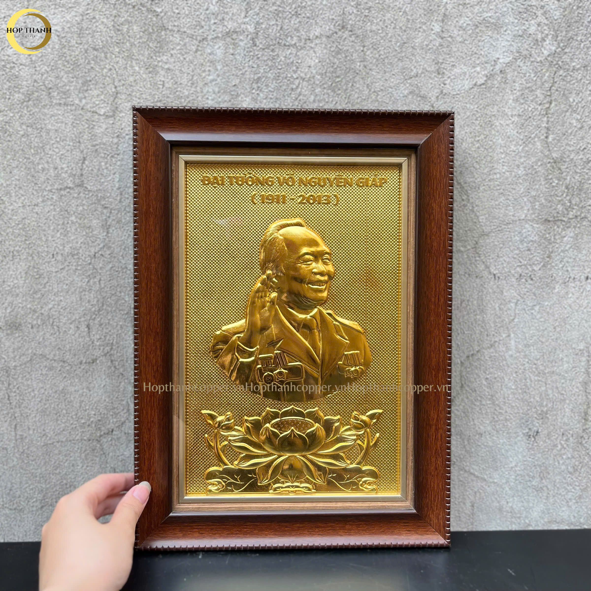 TRANH CHÂN DUNG ĐẠI TƯỚNG VÕ NGUYÊN GIÁP BẰNG ĐỒNG DÁT VÀNG - KÍCH THƯỚC 26X36CM
