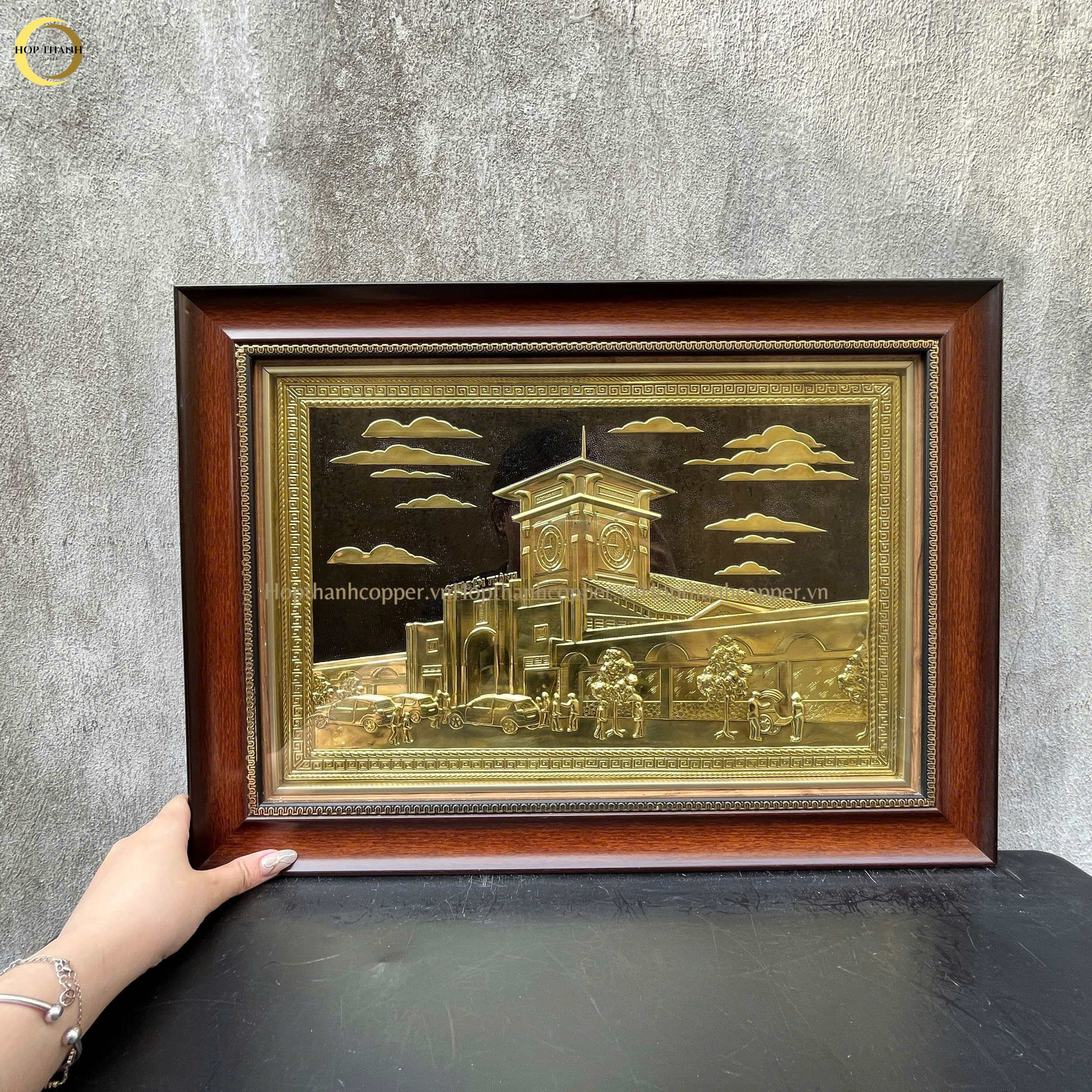 TRANH CHỢ BẾN THÀNH BẰNG ĐỒNG MẠ VÀNG 24K - KÍCH THƯỚC 38X54CM