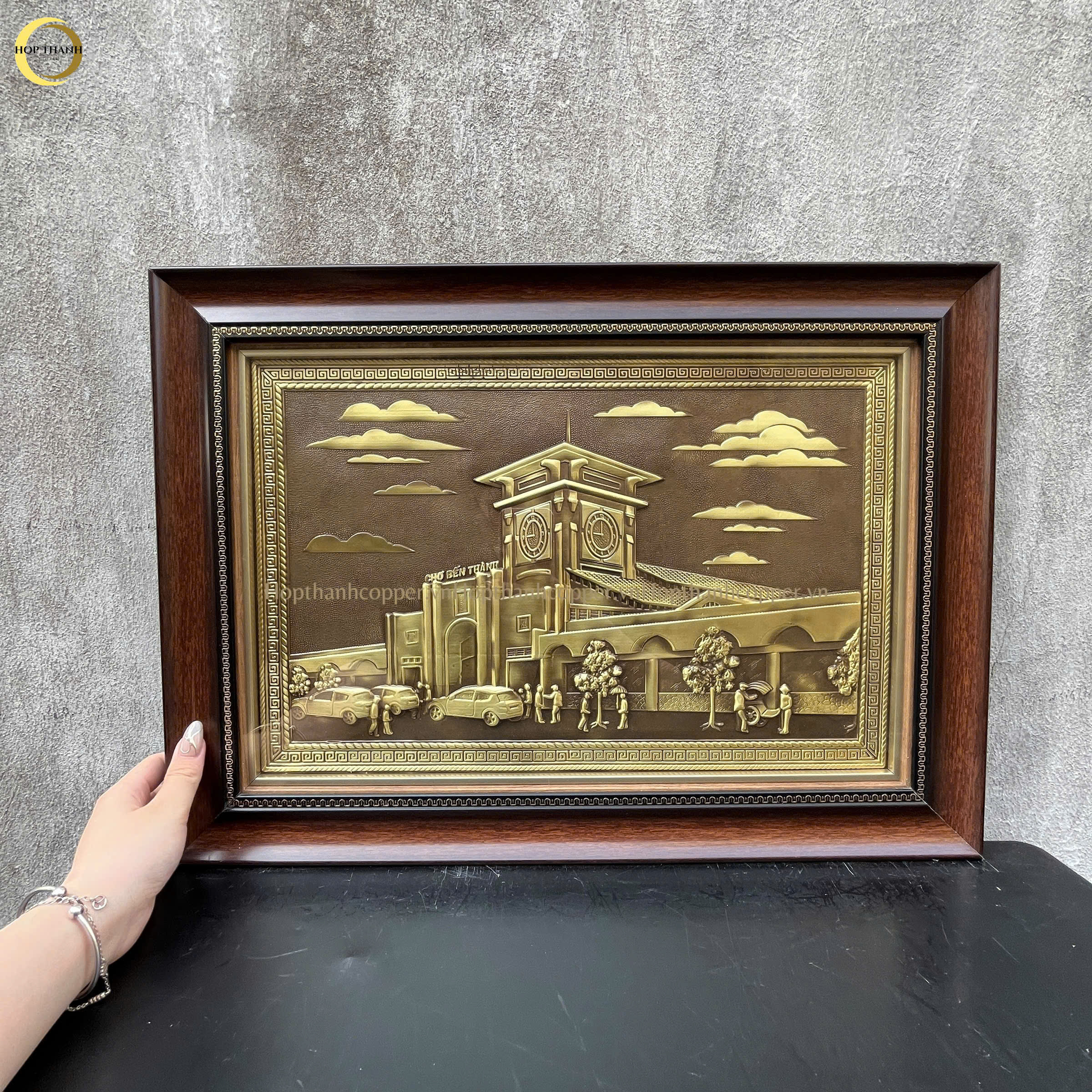 TRANH CHỢ BẾN THÀNH BẰNG ĐỒNG GIẢ CỔ - KÍCH THƯỚC 38X54CM