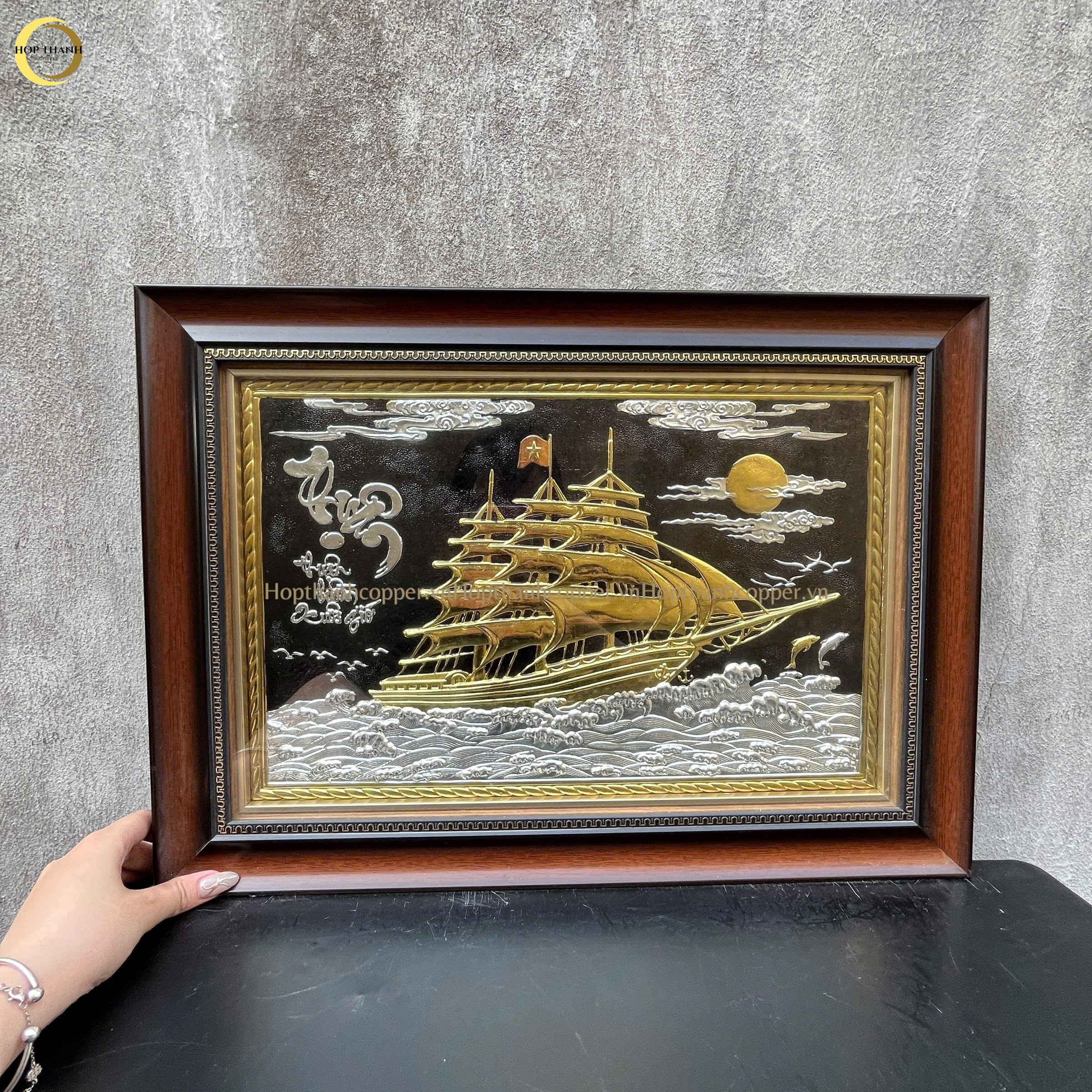 TRANH THUẬN BUỒM XUÔI GIÓ BẰNG ĐỒNG DÁT ĐIỂM VÀNG BẠC  - KÍCH THƯỚC 38X54CM