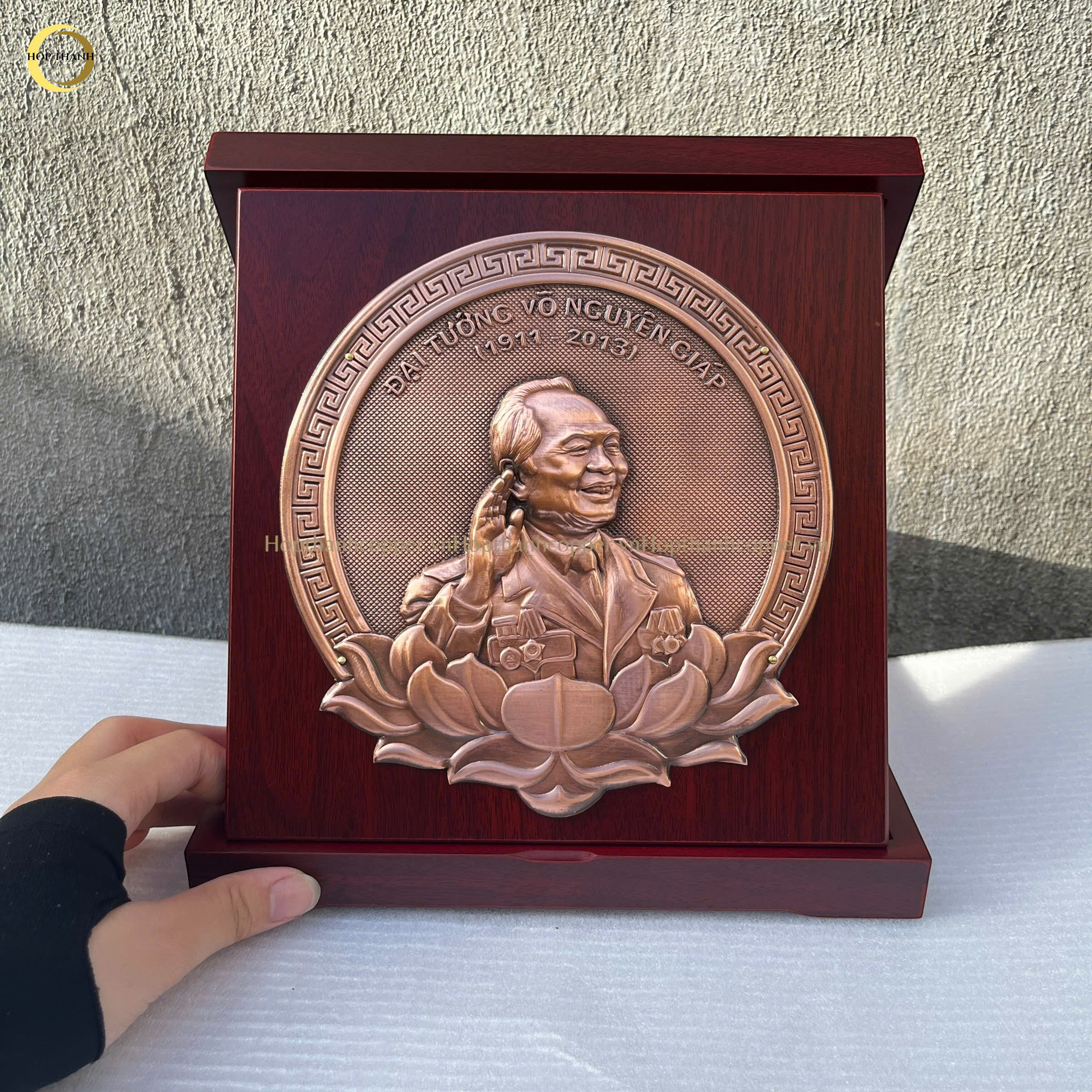 TRANH CHÂN DUNG ĐẠI TƯỚNG VÕ NGUYÊN GIÁP BẰNG ĐỒNG GIẢ CỔ - KÍCH THƯỚC 24X24CM