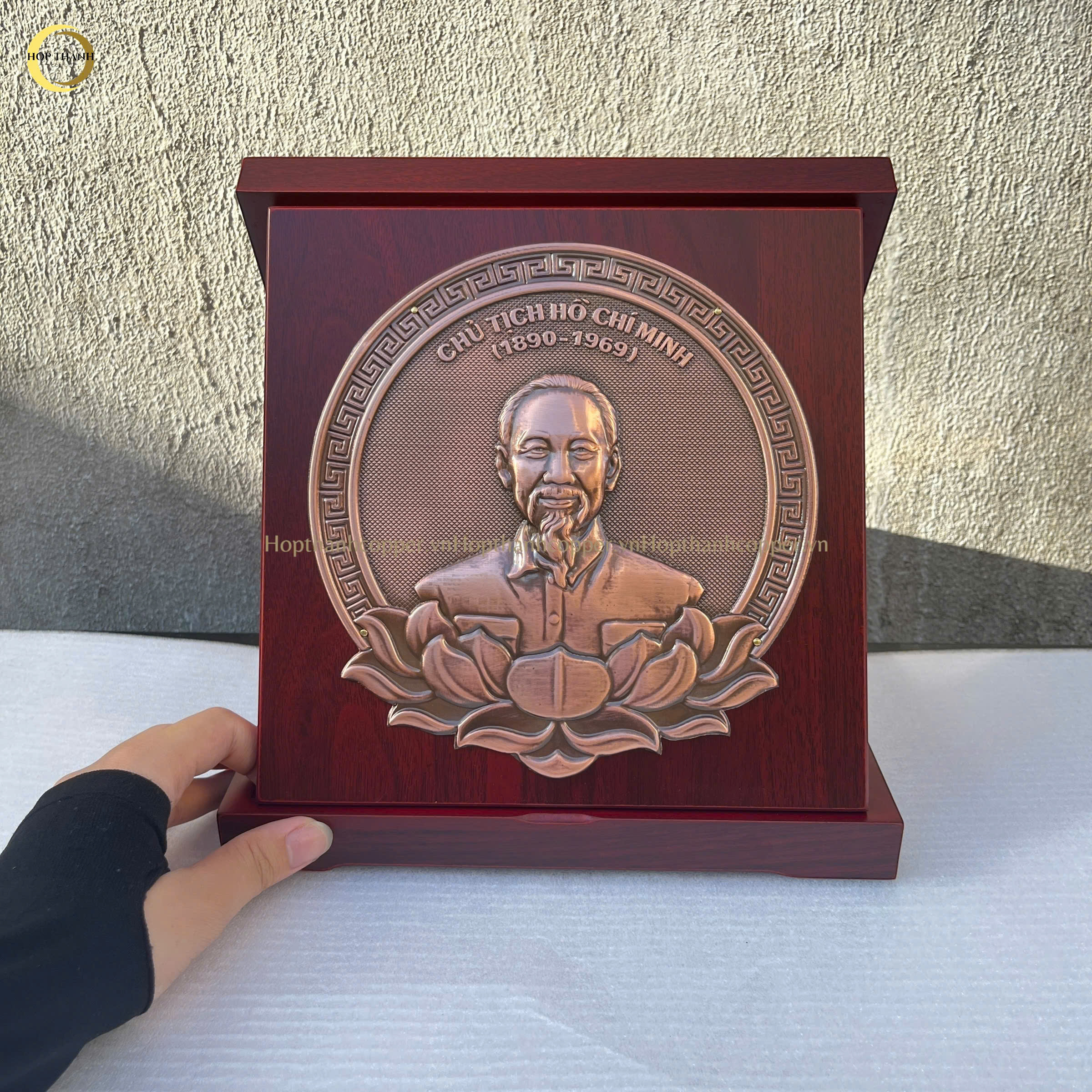 TRANH ĐỒNG CHÂN DUNG CHỦ TỊCH HỒ CHÍ MINH BẰNG ĐỒNG GIẢ CỔ - KÍCH THƯỚC 24X24CM
