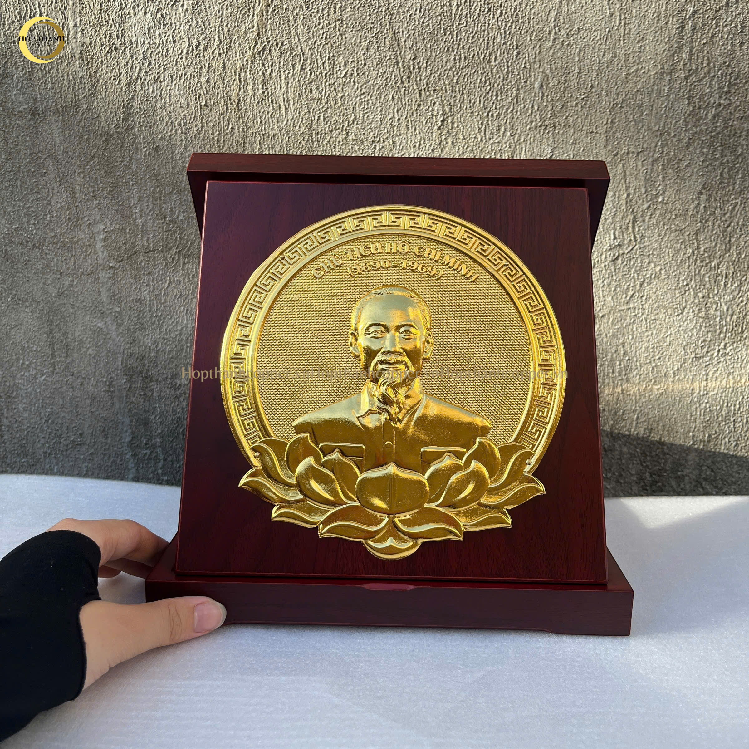 TRANH ĐỒNG CHÂN DUNG CHỦ TỊCH HỒ CHÍ MINH BẰNG ĐỒNG DÁT VÀNG - KÍCH THƯỚC 24X24CM