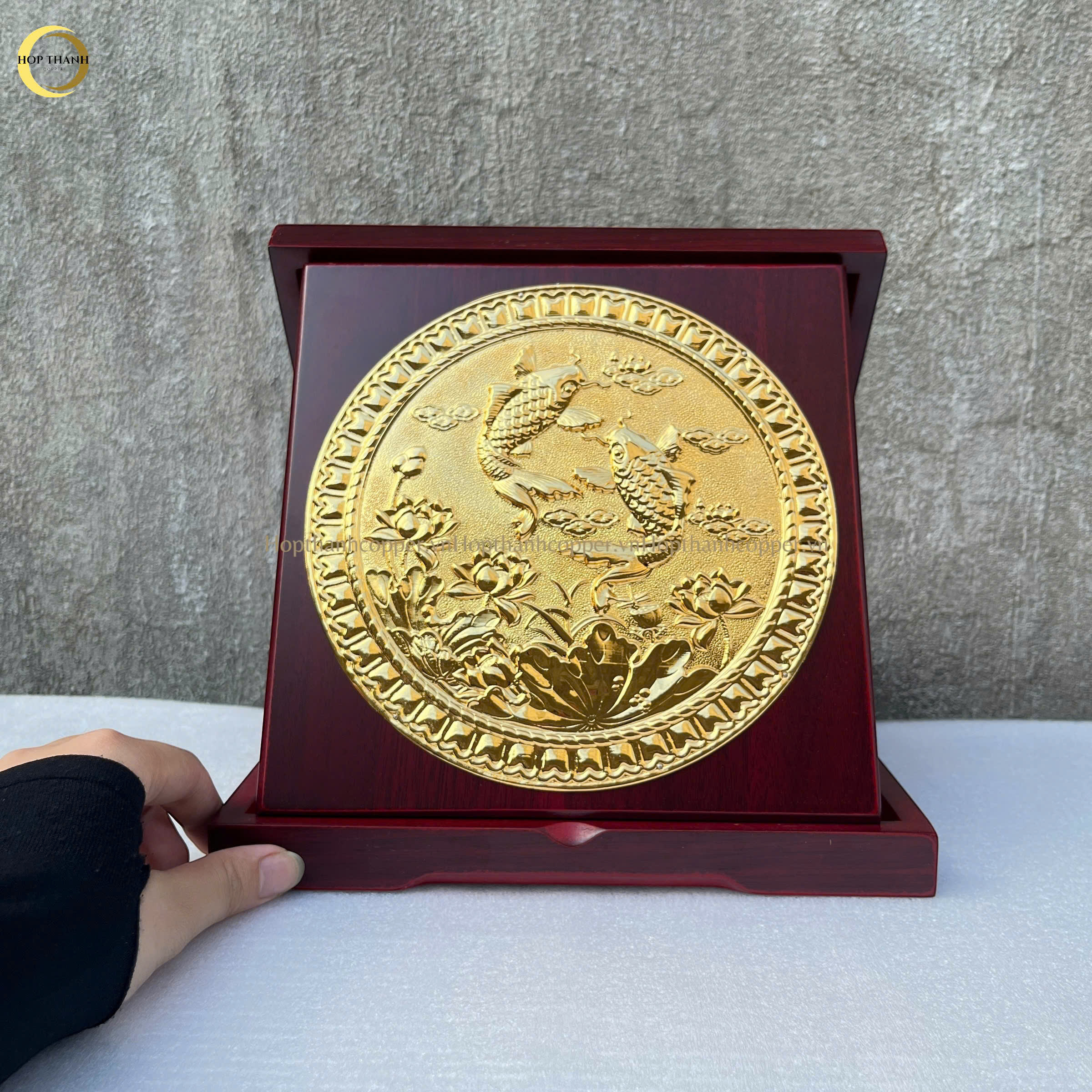 TRANH CÁ CHÉP HOA SEN - SONG NGƯ CÁT HẠNH BẰNG ĐỒNG MẠ VÀNG 24K (ĐƯỜNG KÍNH 24X24CM)