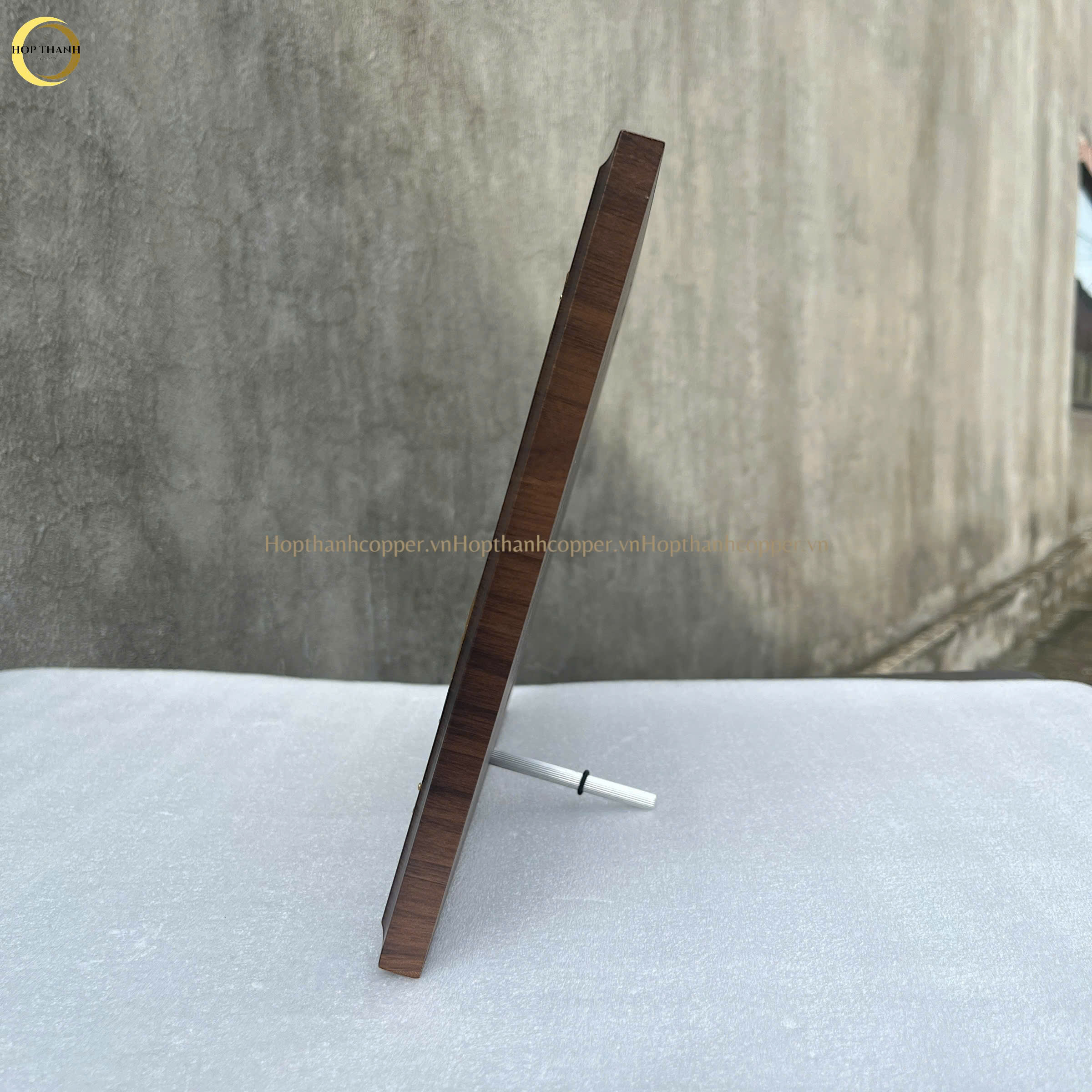 TRANH ĐỒNG BÁC HỒ TẠI HANG PÁC BÓ BẰNG ĐỒNG MẠ VÀNG 24K - KÍCH THƯỚC 20X25CM