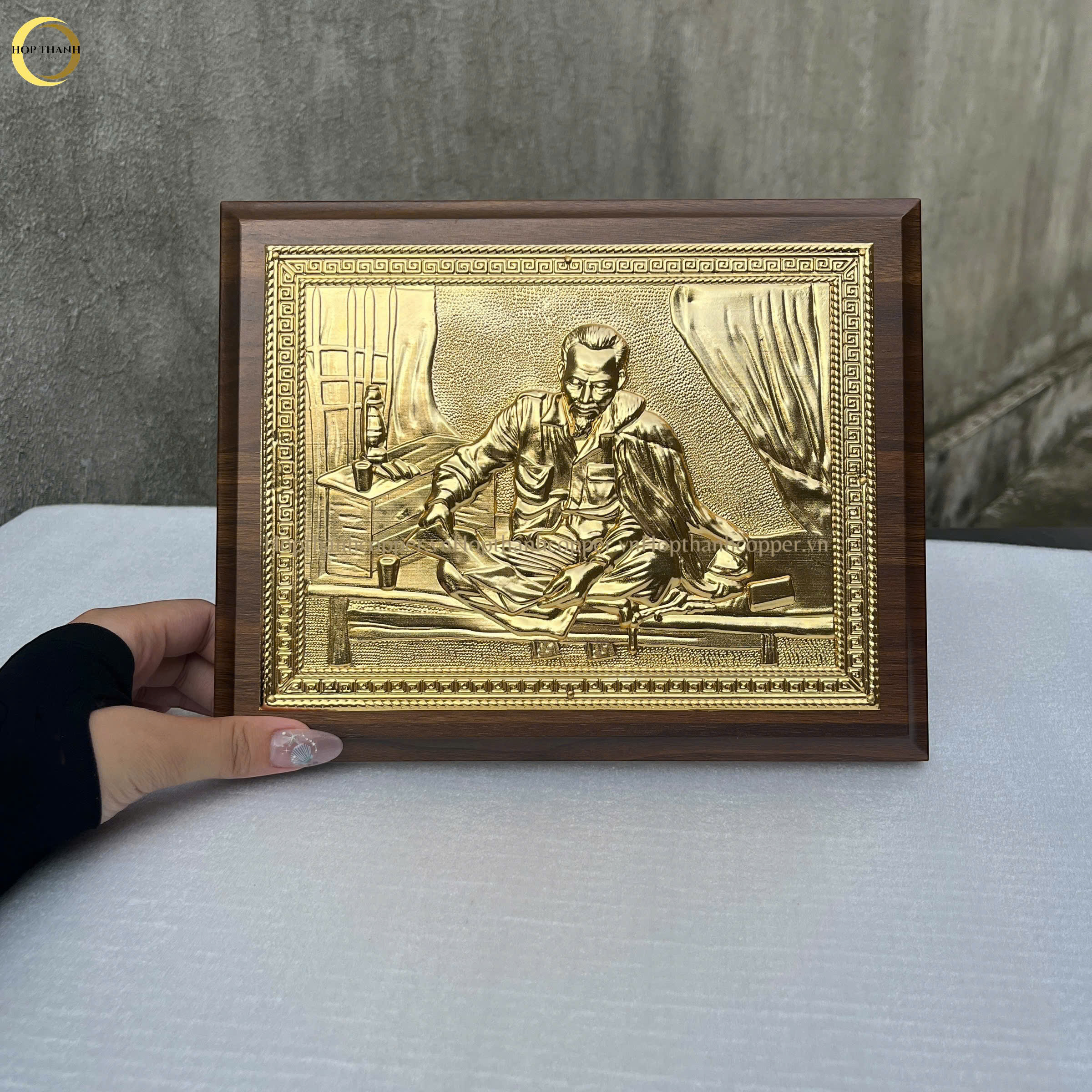 TRANH ĐỒNG BÁC HỒ TẠI HANG PÁC BÓ BẰNG ĐỒNG MẠ VÀNG 24K - KÍCH THƯỚC 20X25CM