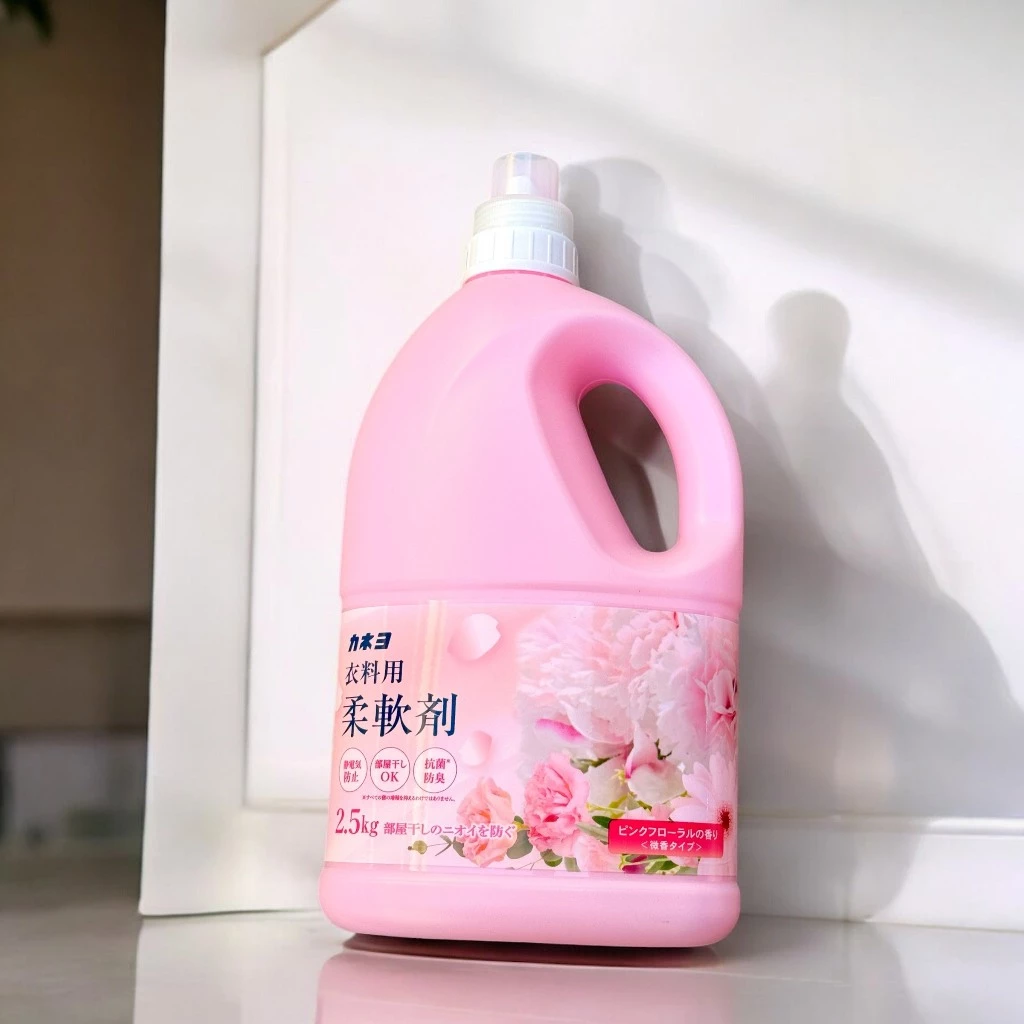 Nước xả vải kháng khuẩn hương hoa thiên nhiên 2,5L Kaneyo