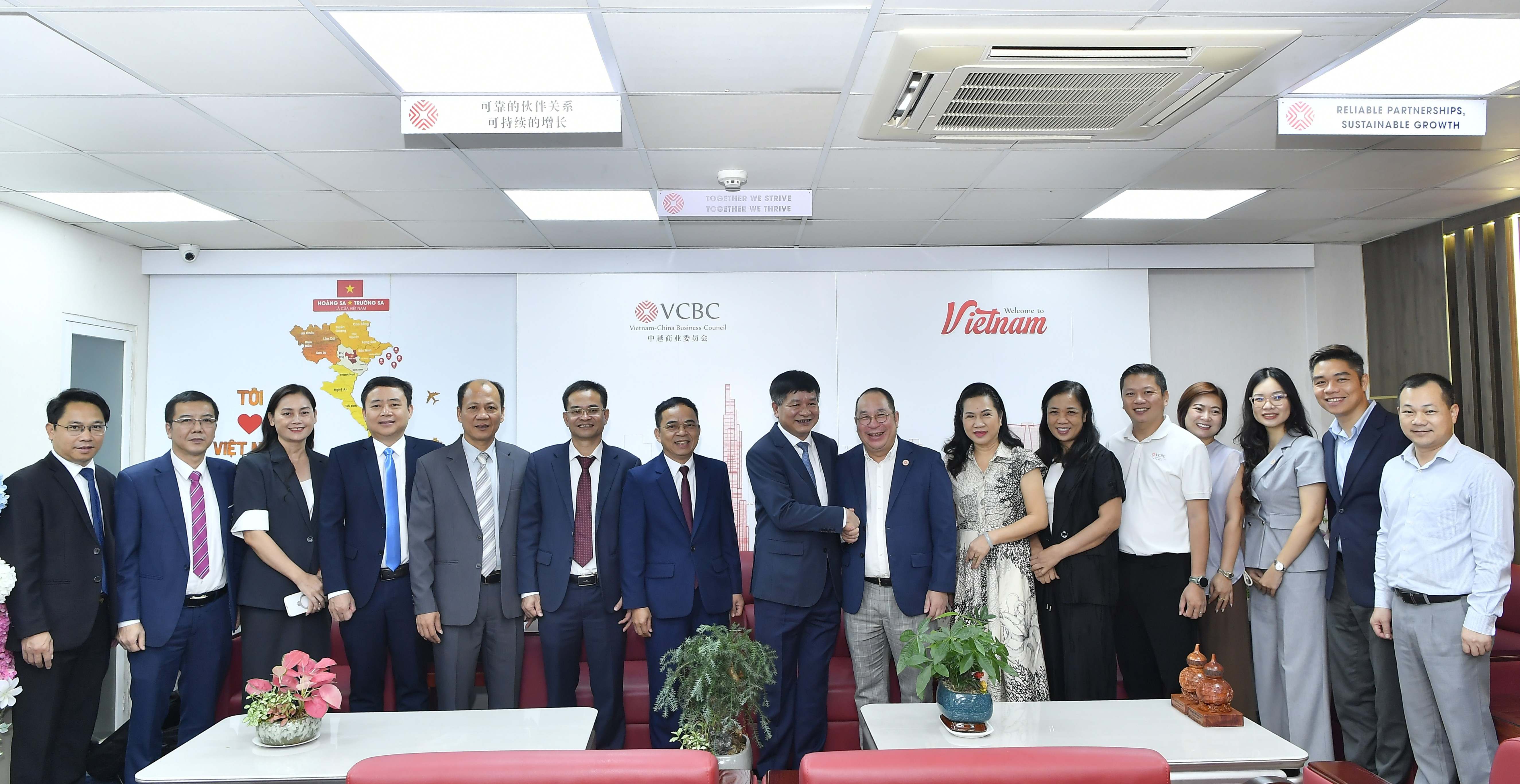 Lãnh đạo tỉnh Điện Biên làm việc với VCBC, xúc tiến phát triển hạ tầng, logistics, xuất khẩu và du lịch với Trung Quốc