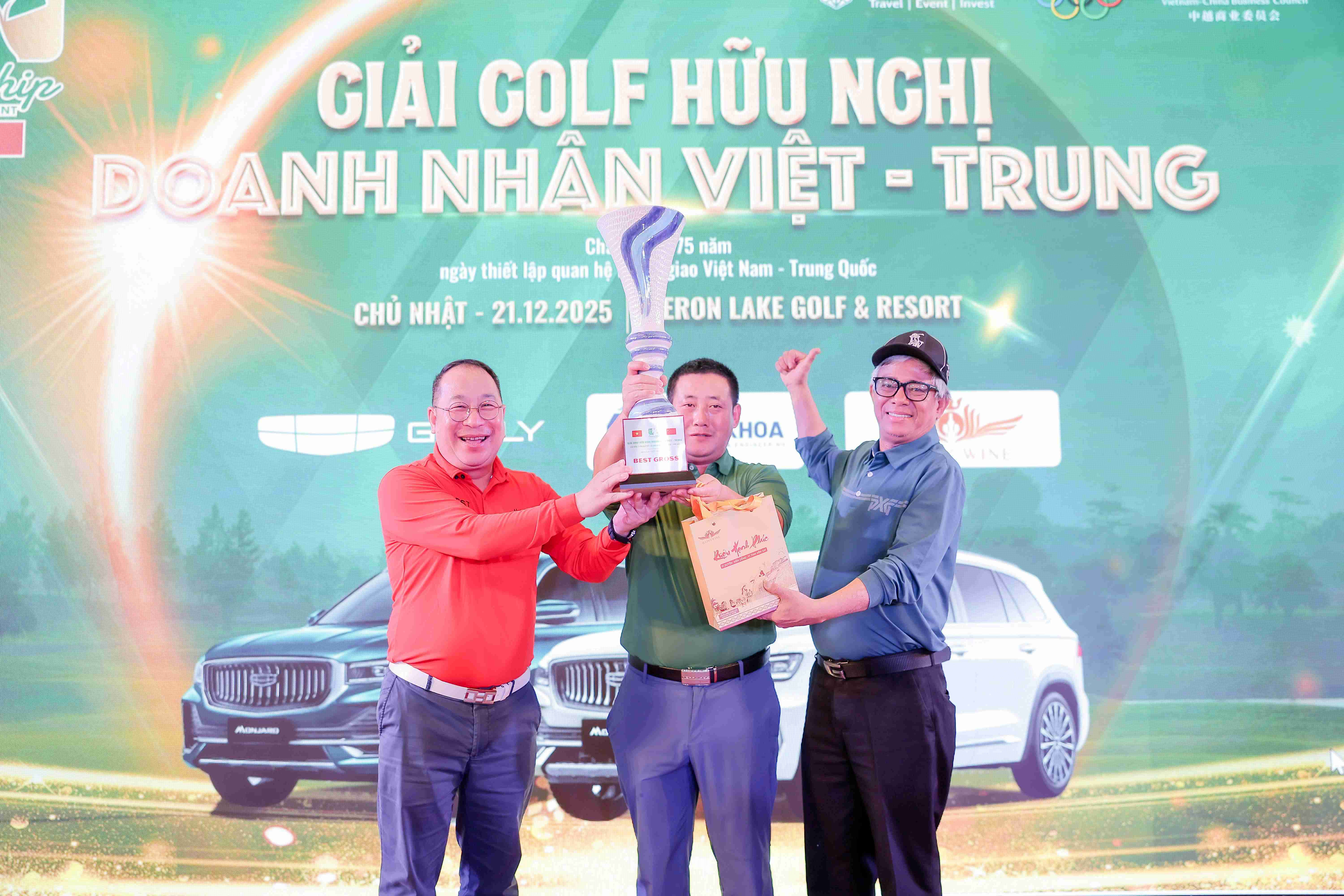 Khi những cú swing kết nối cộng đồng doanh nhân Việt – Trung