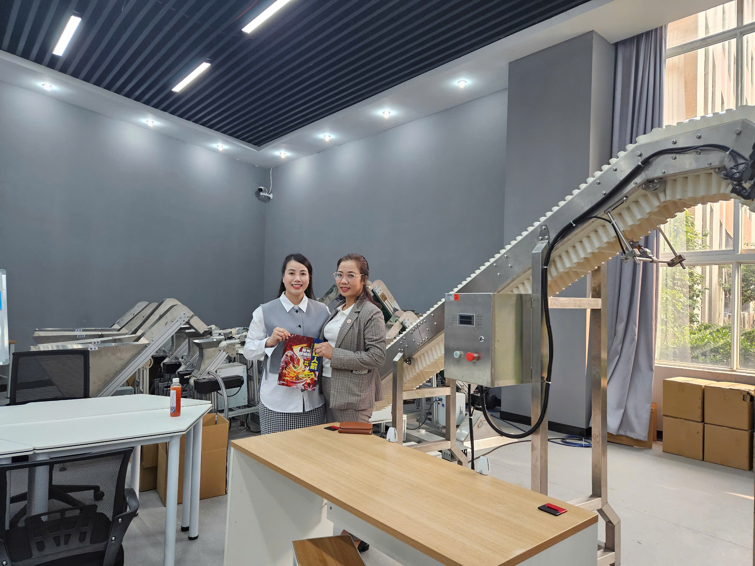 VCBC thăm và làm việc với Trường Cao đẳng Nghề và Kỹ thuật Liễu Châu