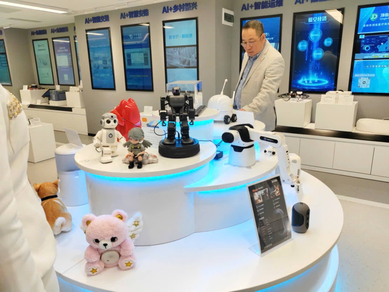 VCBC thăm Hội đồng Ngành Trí tuệ Nhân tạo TP Thâm Quyến, đạt đồng thuận hợp tác toàn diện AI Việt-Trung