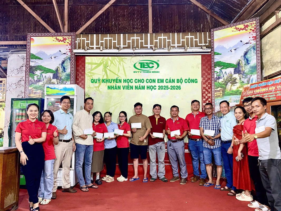 TRAO HỌC BỔNG TIẾP SỨC ĐẾN TRƯỜNG CHO CON EM CÁN BỘ CÔNG NHÂN VIÊN CÔNG TY THIÊN BÌNH