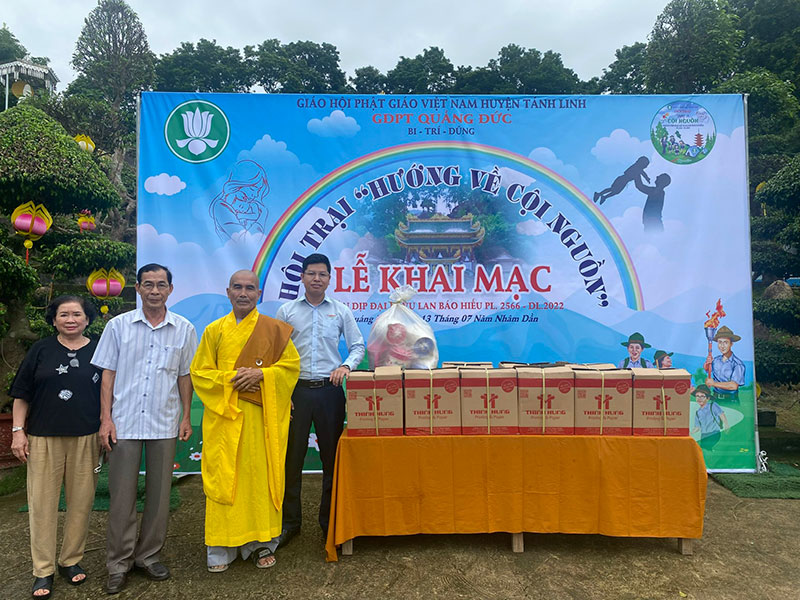 Trao tặng 5.000 tập vở đến các học sinh có hoàn cảnh khó khăn tại Bình Thuận, Đồng Nai, Lâm Đồng.
