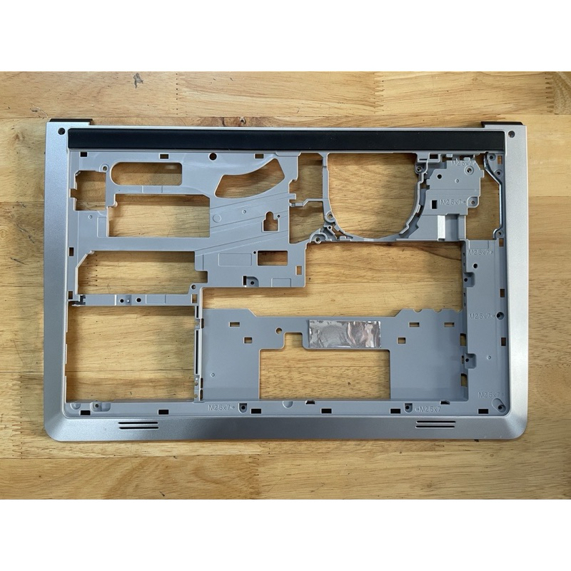 Vỏ D Dell Inspiron 5542 5543 5557 5545 5547 5548 P39F New Bạc