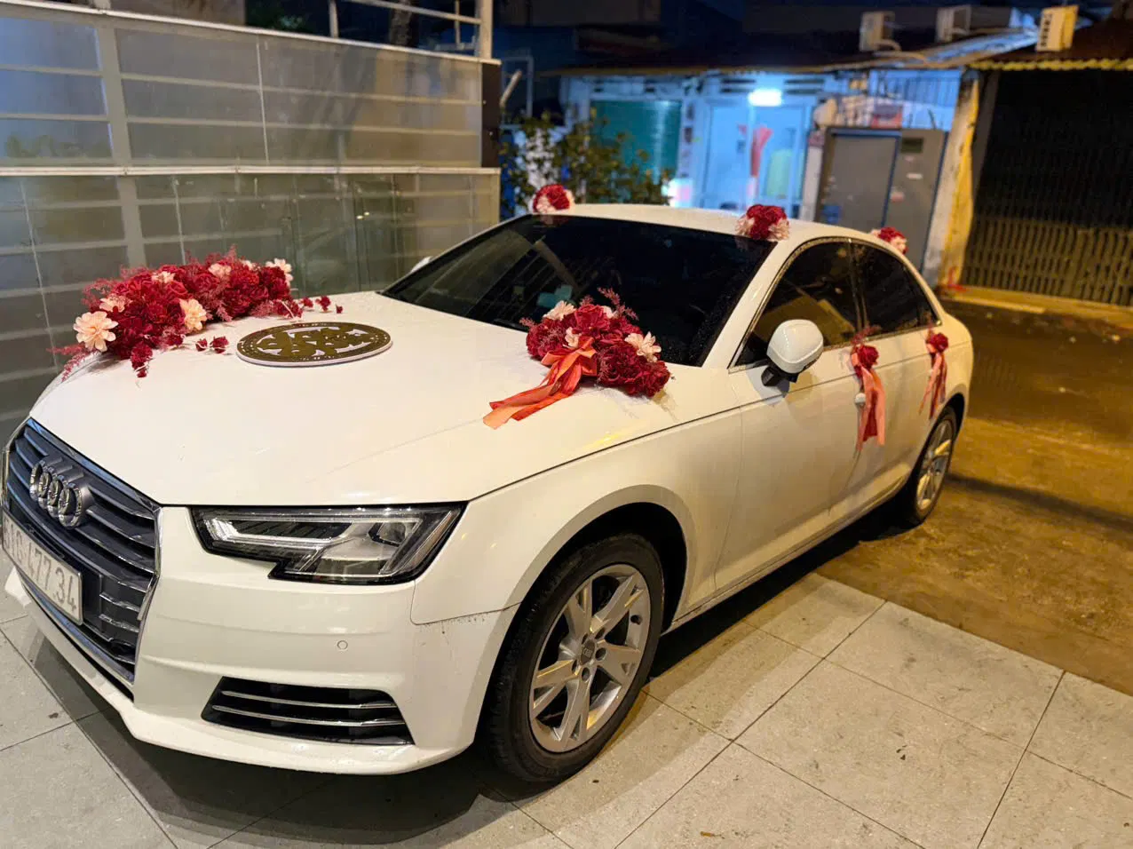 Xe cưới Audi A4 màu trắng trang trí hoa đỏ tại TPHCM