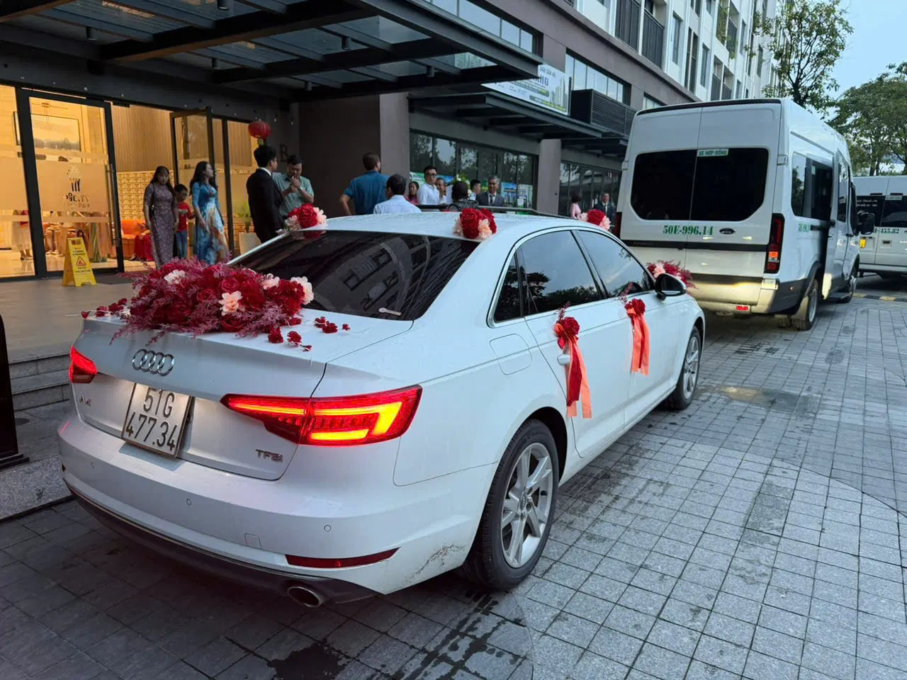 Xe hoa Audi A4 màu trắng nhìn từ phía sau tại điểm đón khách