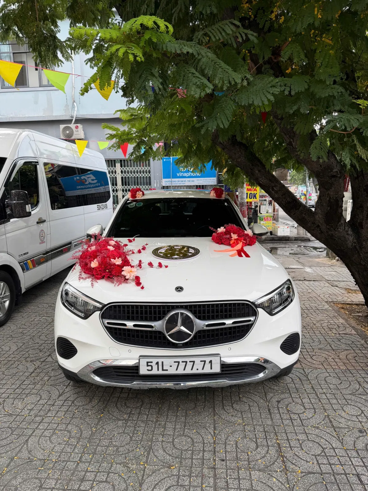 Xe cưới Mercedes-Benz SUV màu trắng trang trí hoa đỏ