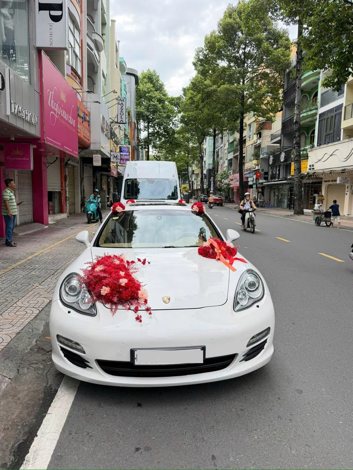 Xe hoa Porsche Panamera màu trắng chụp trực diện
