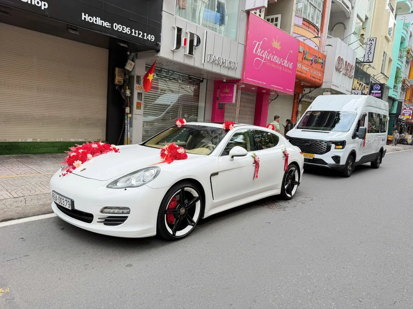 Xe cưới Porsche Panamera trắng trang trí hoa đỏ tại TPHCM