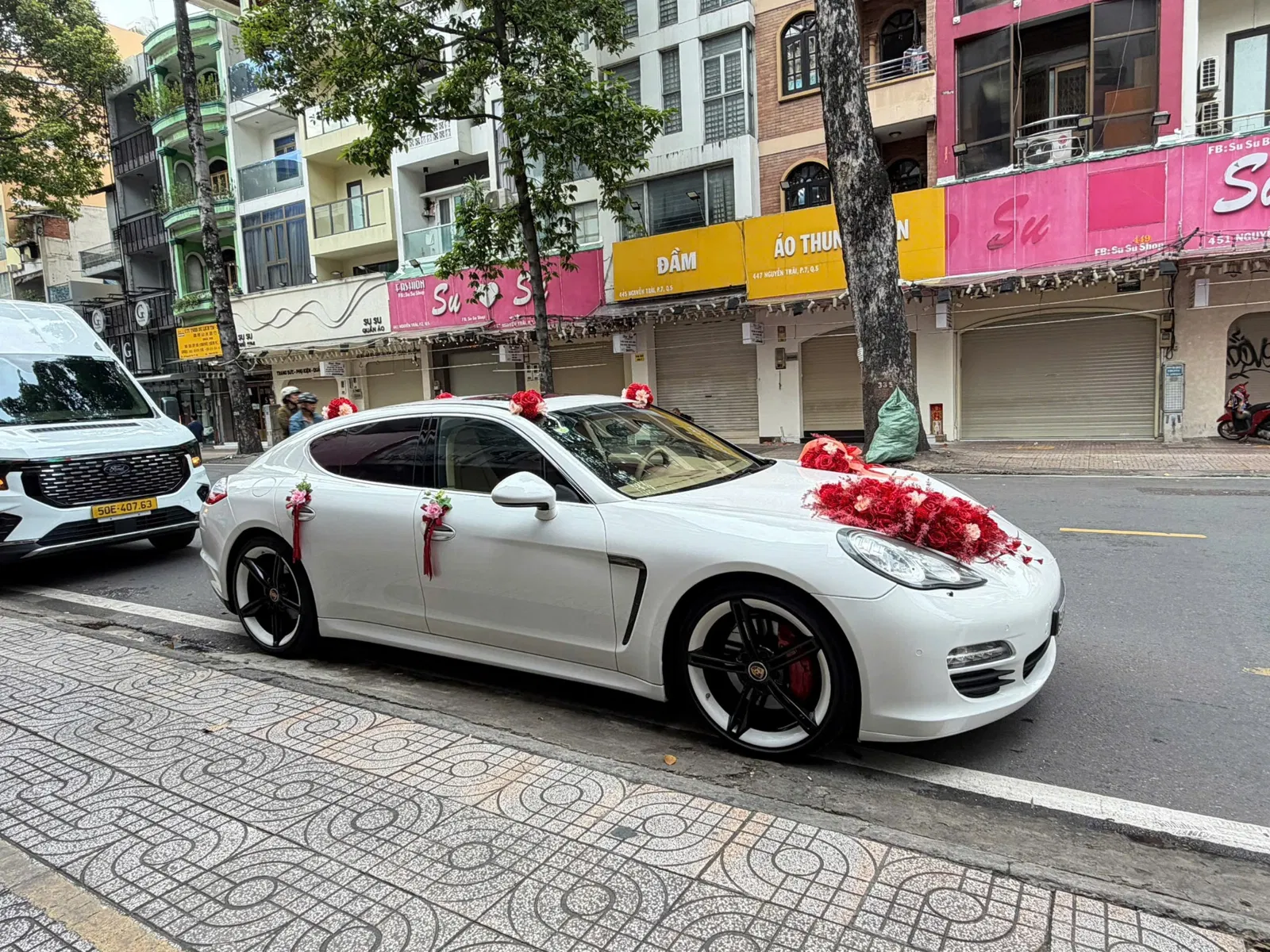 Porsche Panamera trắng trang trí hoa cưới nhìn từ bên hông