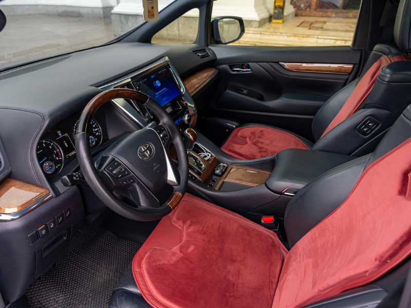 Cho Thuê Xe Toyota Alphard 7 Chỗ Màu Đen Tại Hà Nội