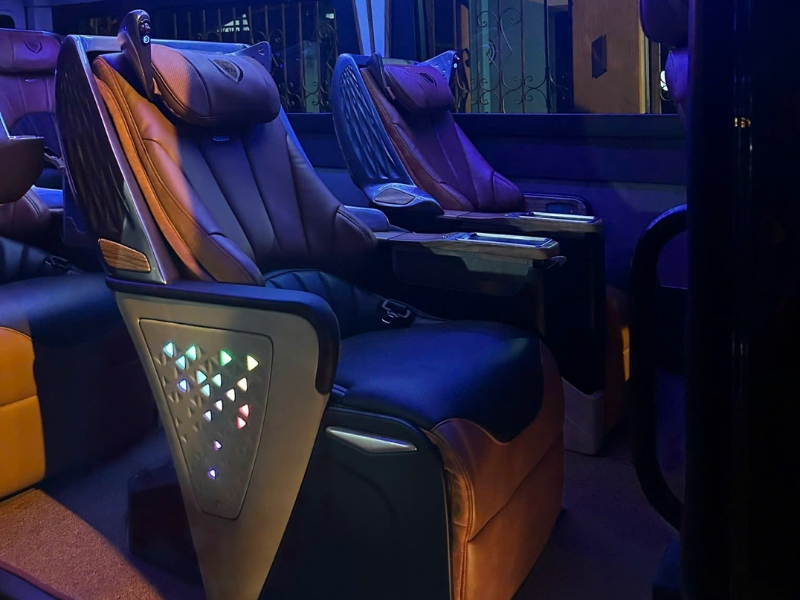 Thuê Xe Solati Limousine Dcar Vip 9 Chỗ Nội Thất VIP Tại TP.HCM