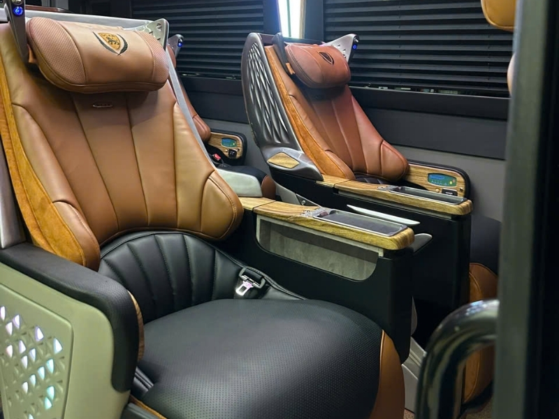 Thuê Xe Solati Limousine Dcar Vip 9 Chỗ Nội Thất VIP Tại TP.HCM
