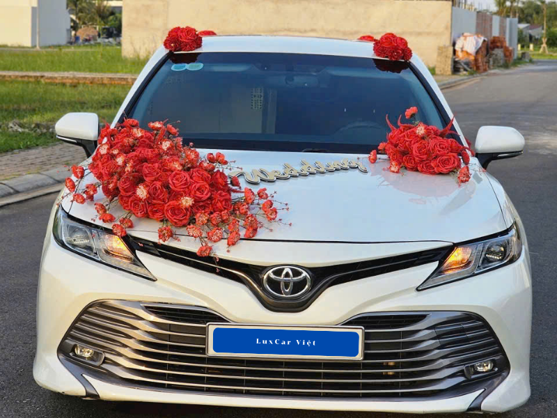 Hoa Trang Trí Xe Cưới Màu Đỏ Tươi Tại TP.HCM