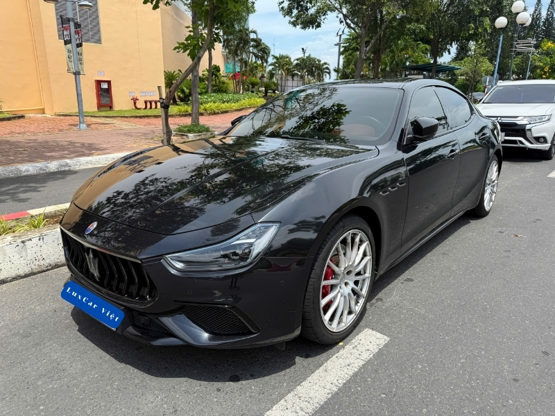 Thuê Xe Maserati Ghibli 4 Chỗ Tại TP.HCM