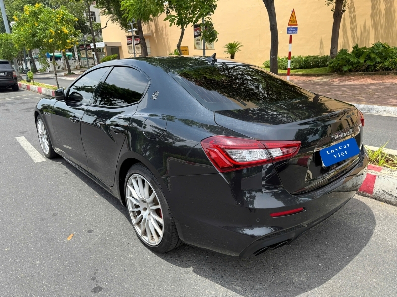 Thuê Xe Maserati Ghibli 4 Chỗ Tại TP.HCM